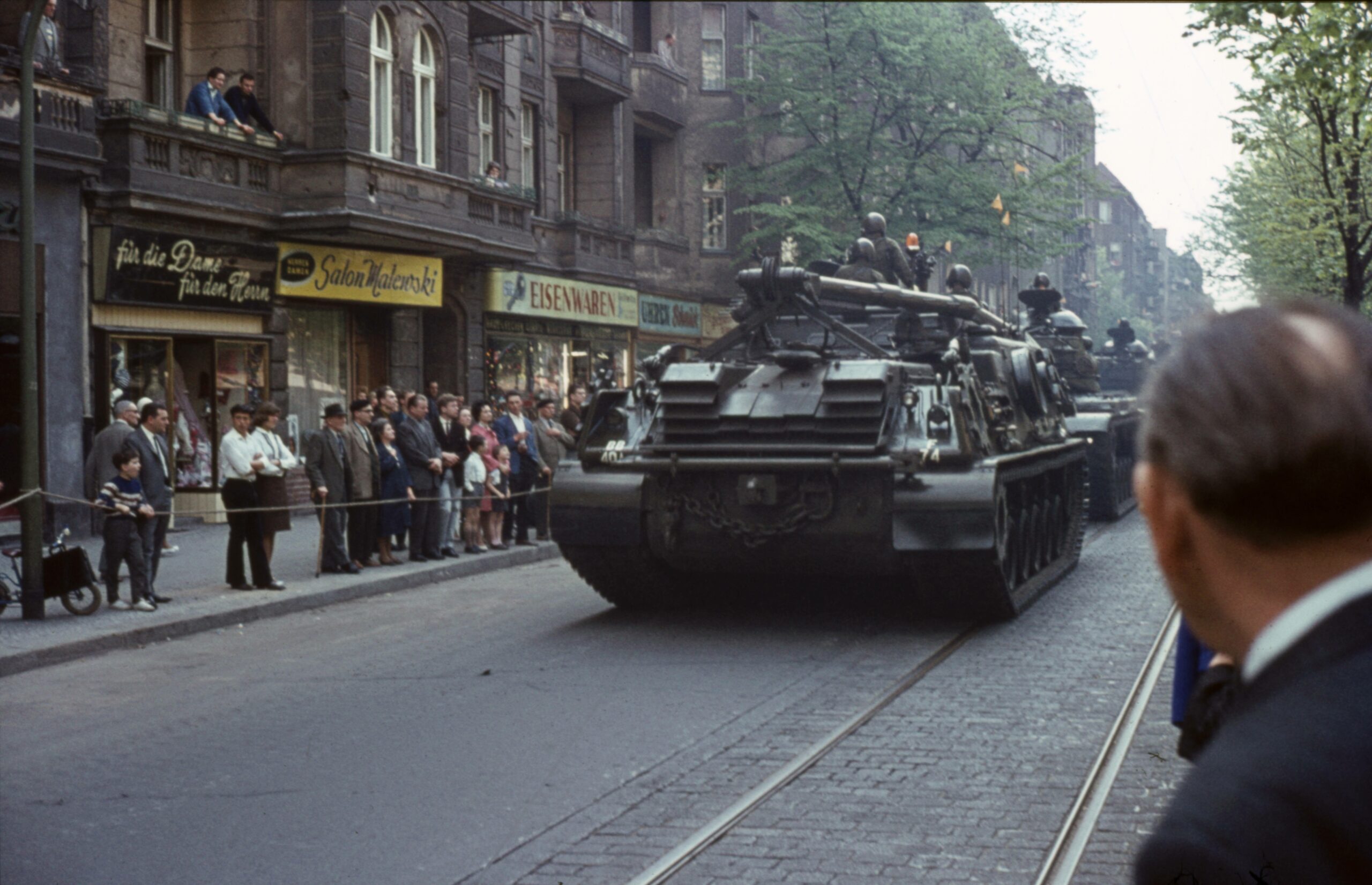 Militärparade am Tag der Alliierten in West-Berlin, April 1964. Foto: Imago/Serienlicht
