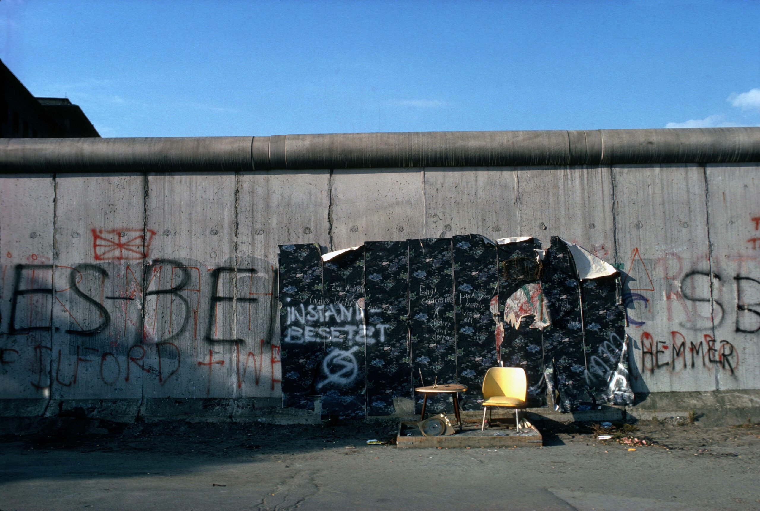 Spontane Installation an der Mauer auf West-Berliner Seite. Foto: Imago/Ilse Ruppert/Photo12