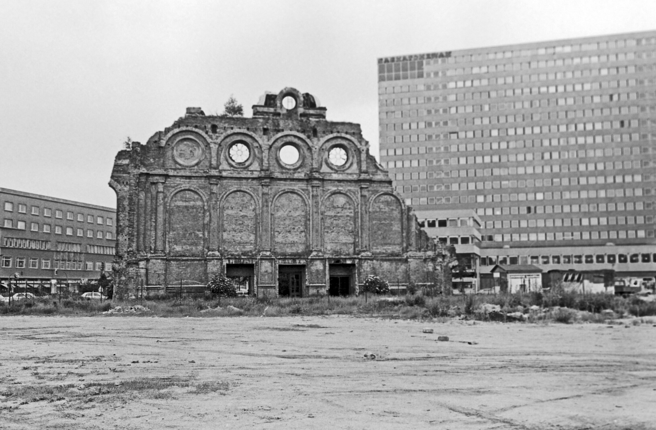 Berlin Ruine des Portikus vom ehemaligen Anhalter Bahnhof an der Ecke Schöneberger und Stresemannstraße. Foto: Imago/Erich Andres/United Archives