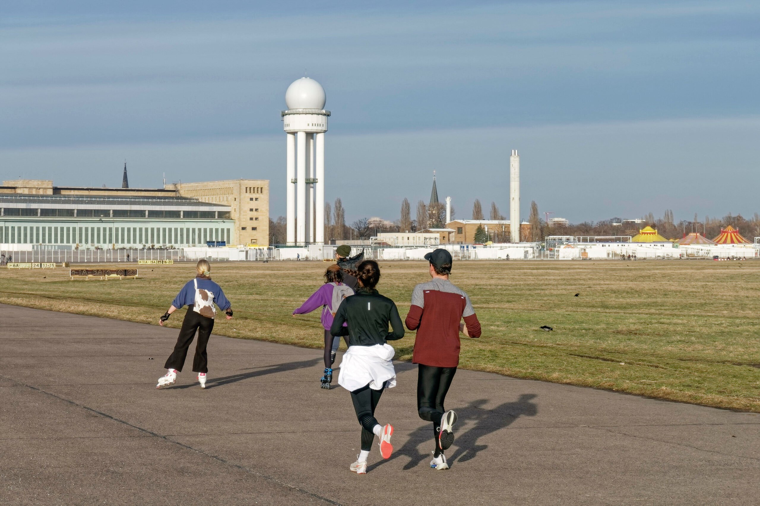 Für Berliner*innen nicht neu: Das Tempelhofer Feld ist einer der beliebtesten Orte für Jogging in Berlin. 