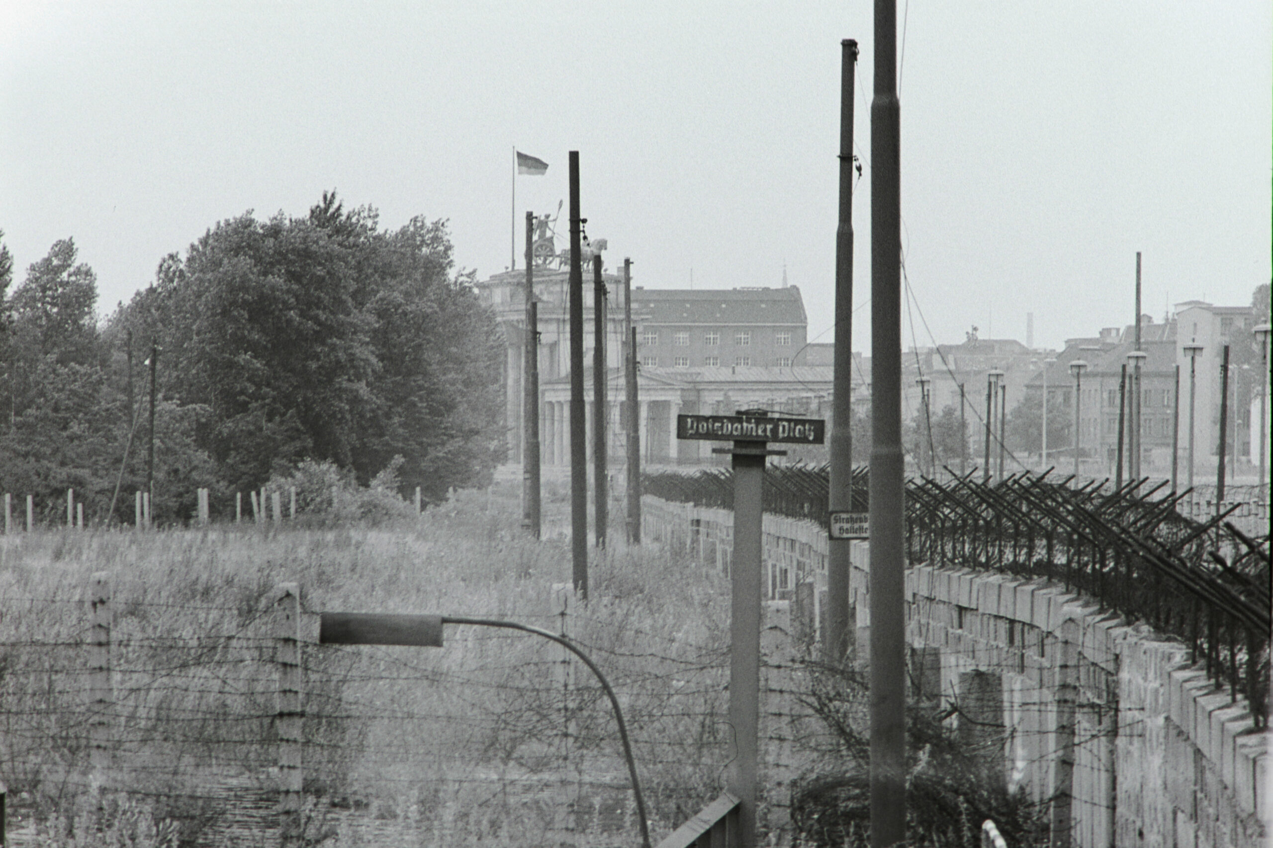Eine überwucherte Brache, Stacheldraht und die Mauer – so sah 1964 der Potsdamer Platz aus. Foto: Imago/Serienlicht