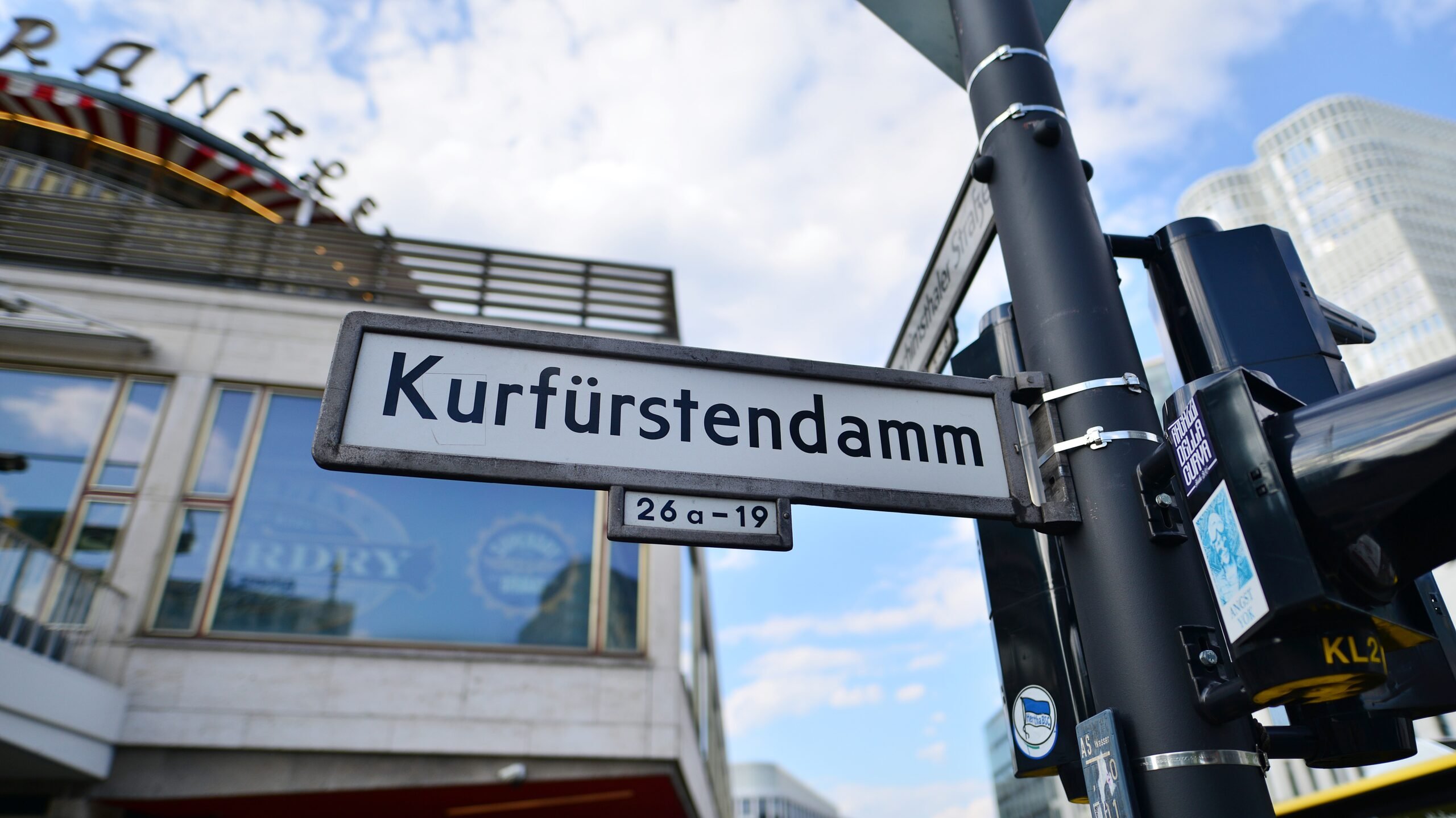 Am Kurfürstendamm in Charlottenburg kann man stundenlang abwechslungsreich shoppen. Je nachdem, auf welcher Höhe des Ku’damms man sich befindet, findet man entweder Luxusboutiquen oder kleine, besondere Läden.