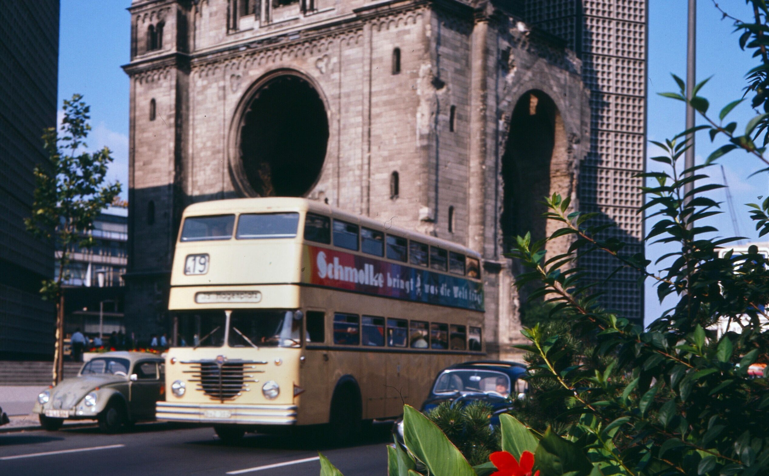 Berlin 1964: Bus der Linie 19 vor der Gedächtniskirche, Berlin, 1964. Foto: Imago/Kindermann/United Archives