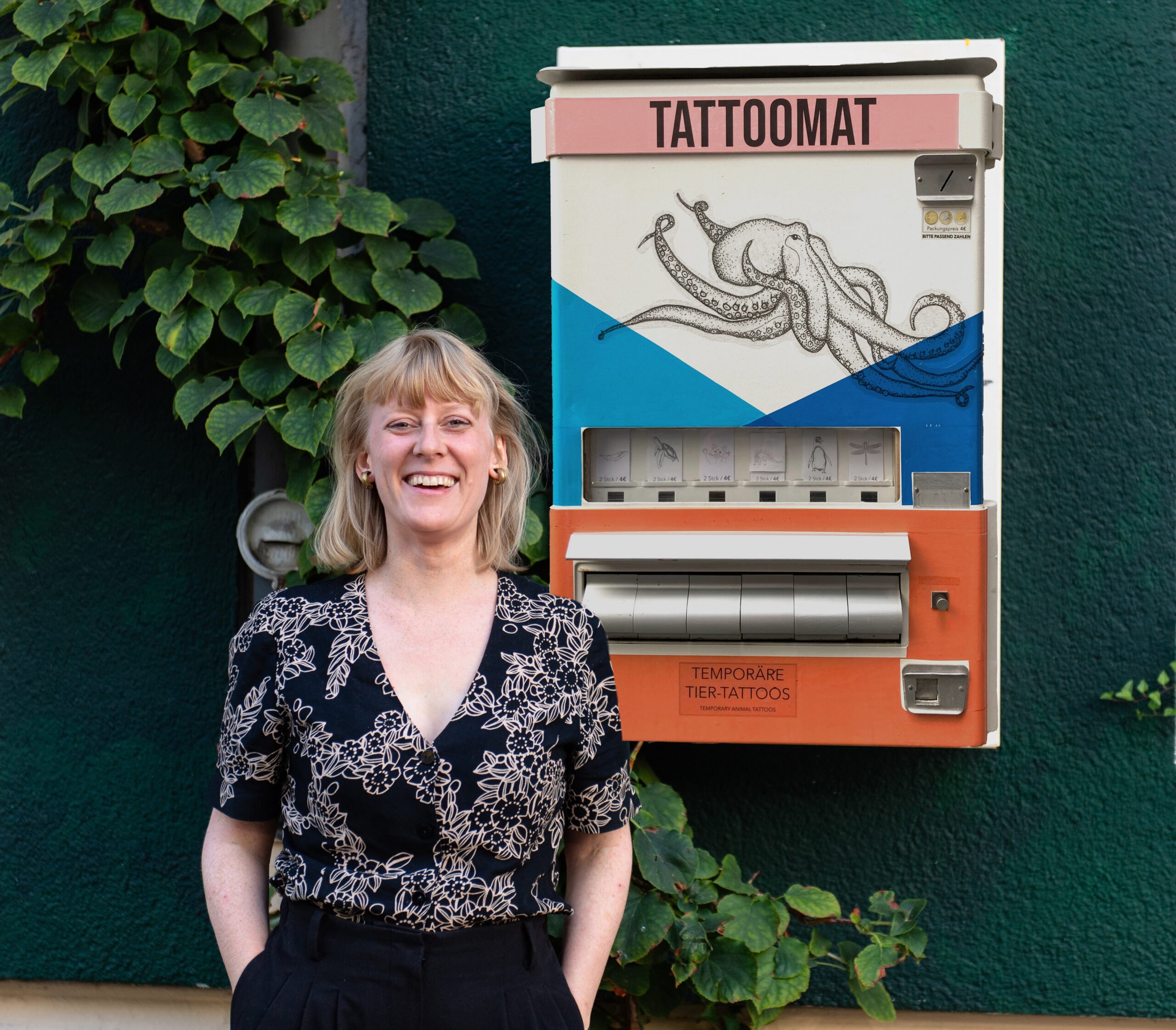 Rahel Bachem vor einem außergewöhnlichen Automaten in Berlin, an dem ihr euch Klebetattoos ziehen könnt. Foto: Peter van Heesen