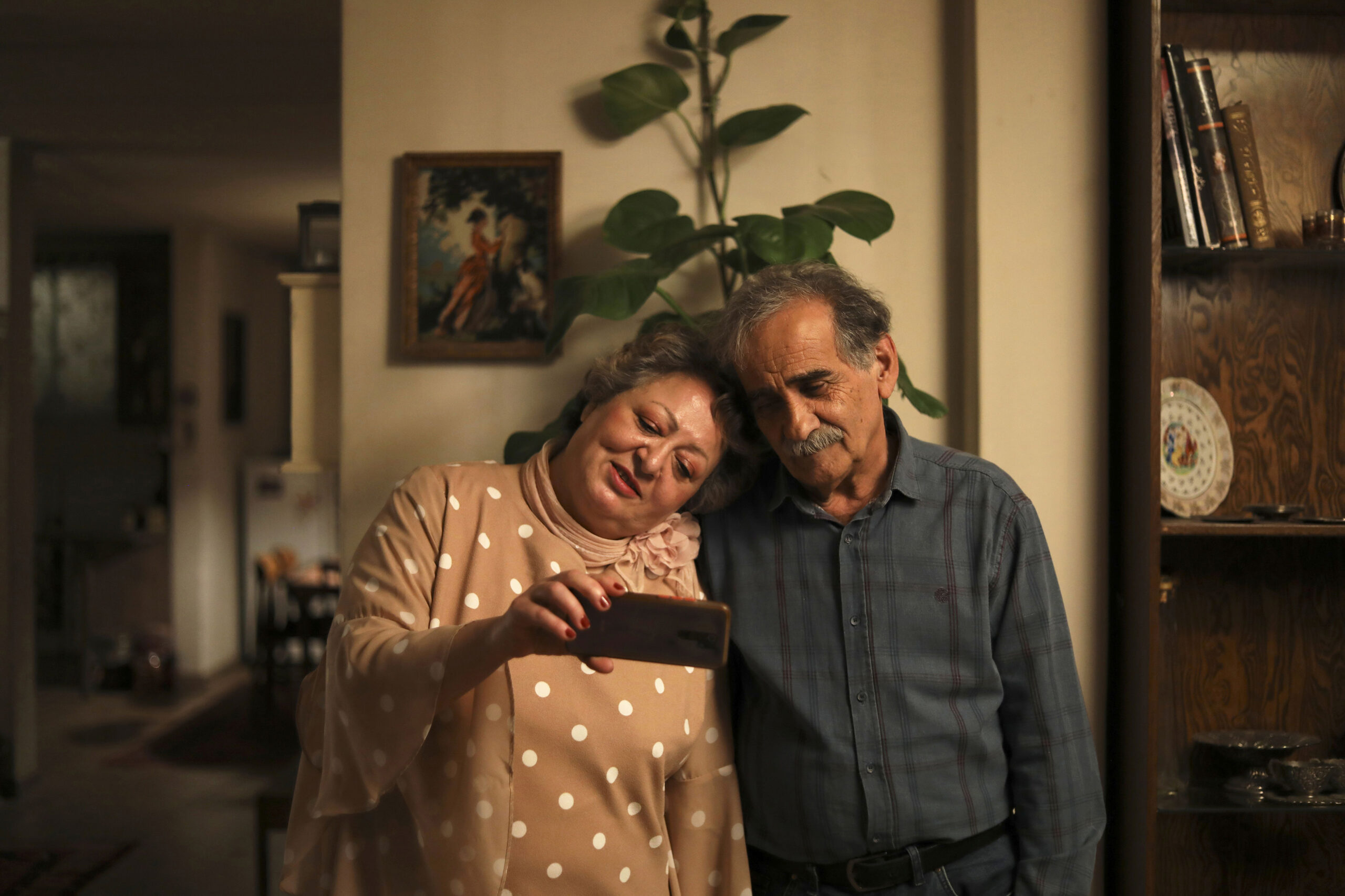 Lily Farhadpour und Esmail Mehrabi in „Keyke mahboobe man (My Favourite Cake)“. Foto: Hamid Janipour