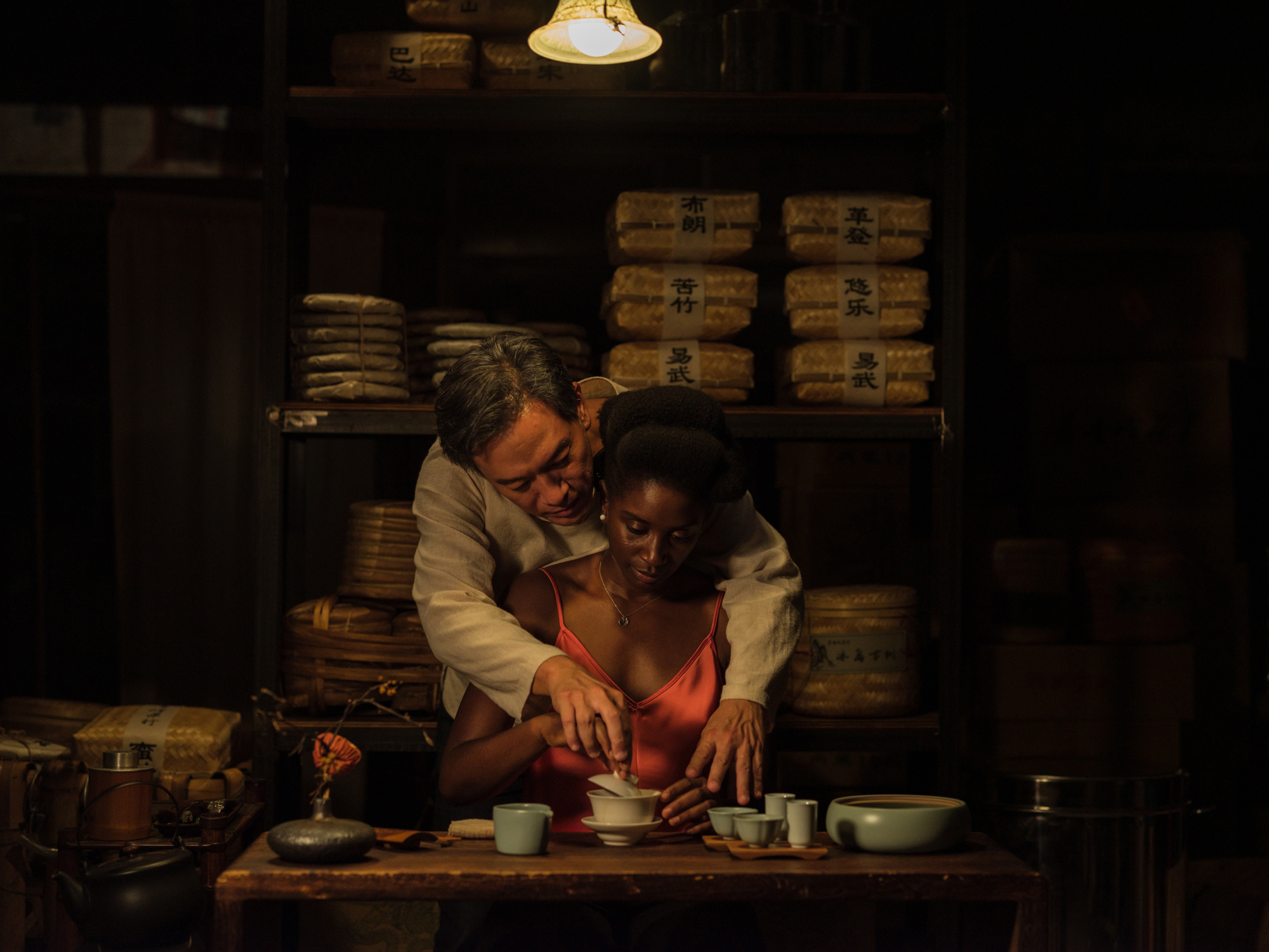 „Black Tea“ ist einer der herausragenden Filme im Berlinale-Wettbewerb 2024. In den Hauptrollen: Han Chang und Nina Mélo. Foto: Olivier Marceny / Cinéfrance Studios / Archipel 35 / Dune Vision