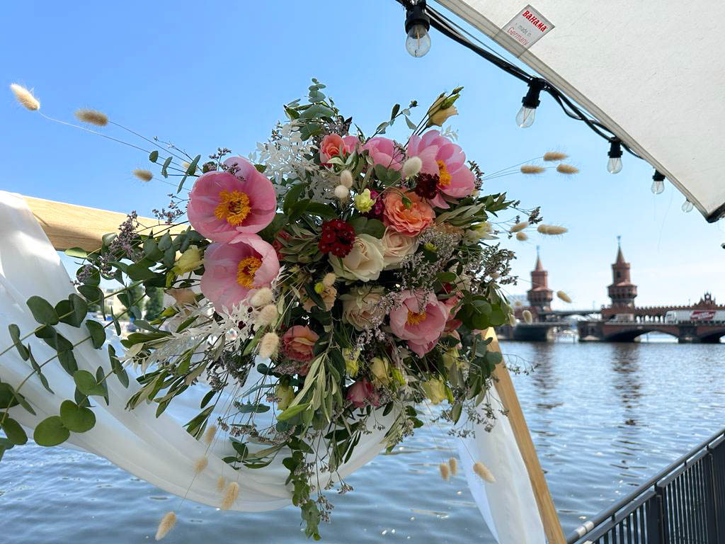 Besondere Blumengestecke für die Hochzeit oder jeden anderen besonderen Anlass: Das Geschäft Flower & Art hat sich Event-Floristik spezialisiert.