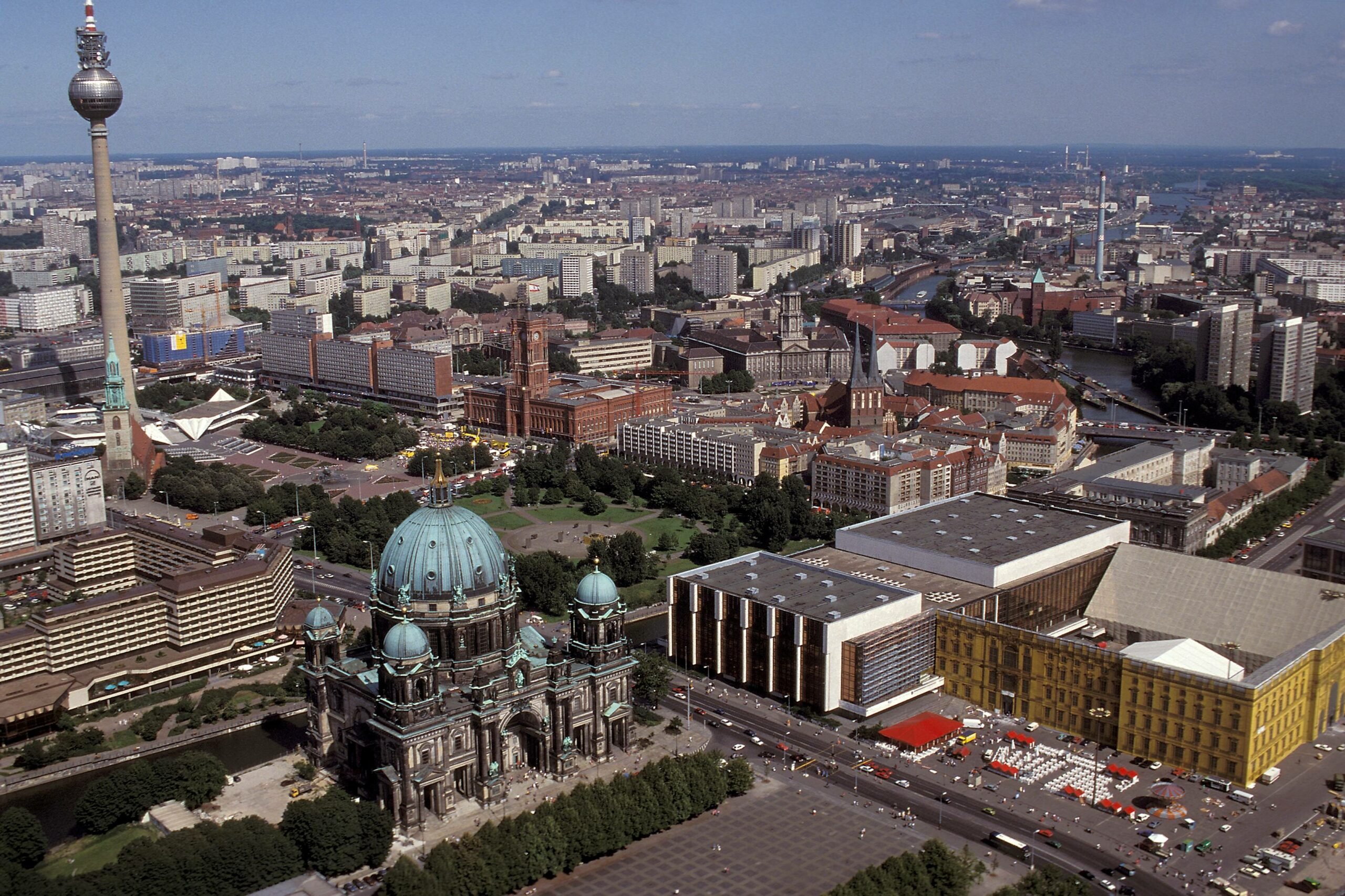 Alexanderplatz, Berliner Dom und Palast der Republik mit Schlossattrappe. Foto: Imago/Günter Schneider
