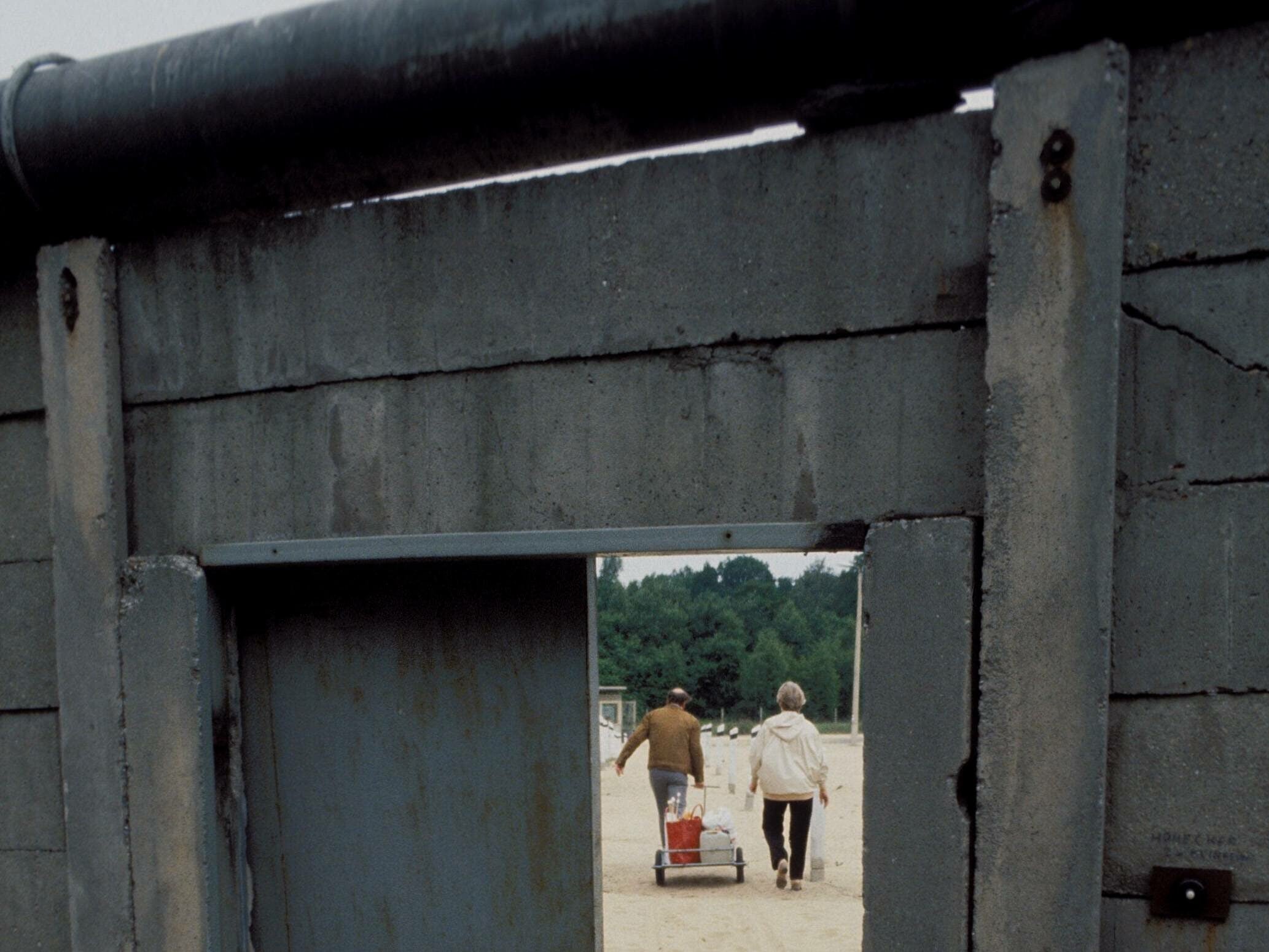 Enklave: Ein West-Berliner Paar überquert 1980 in Spandau ganz legal den Mauerstreifen, um zum eigenen Kleingarten zu gelangen. Foto: Imago/Günter Schneider
