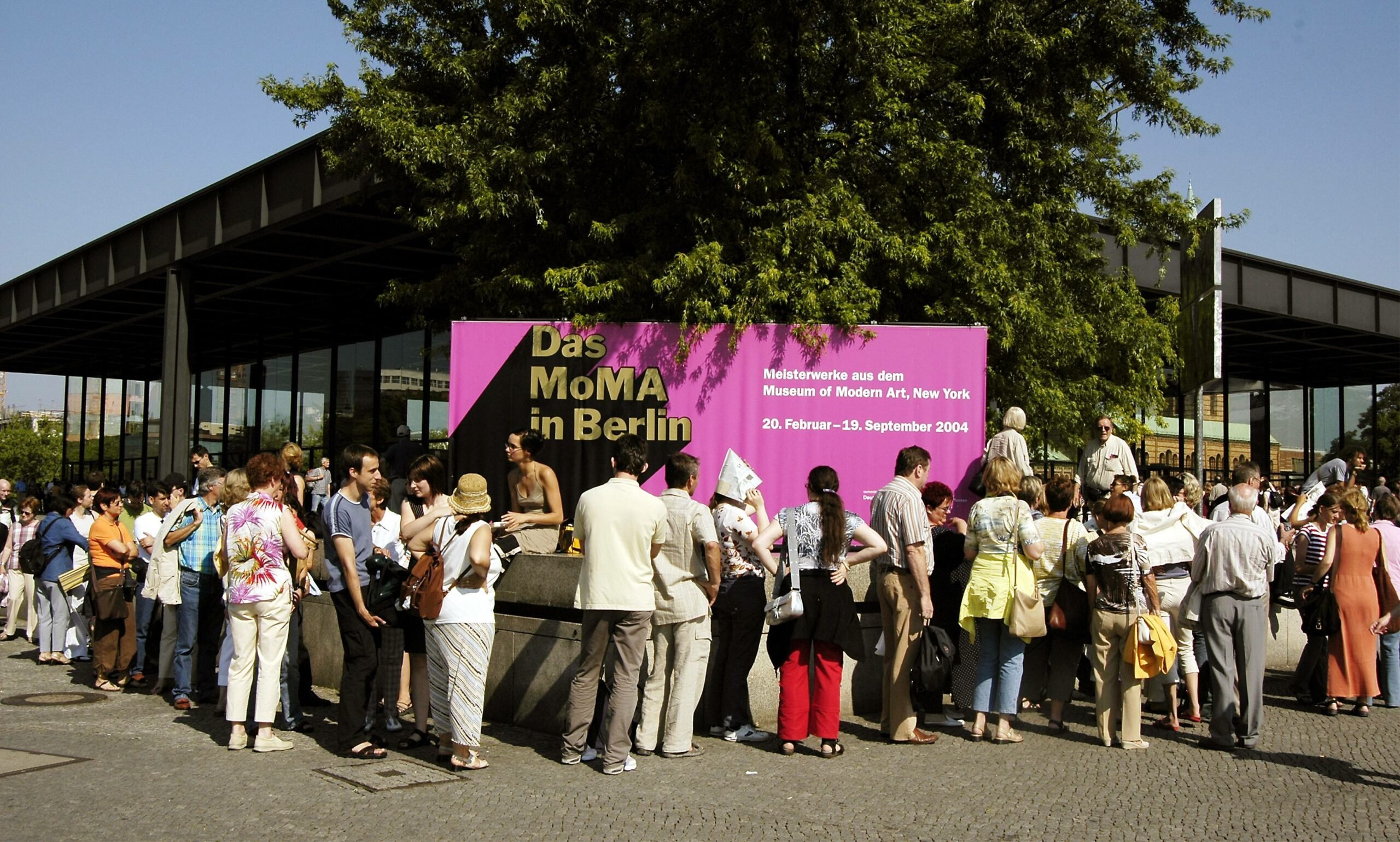 Lange Schlangen vor der Neuen Nationalgalerie während der MoMA-Ausstellung, August 2004. Copyright: Imago/Schöning 