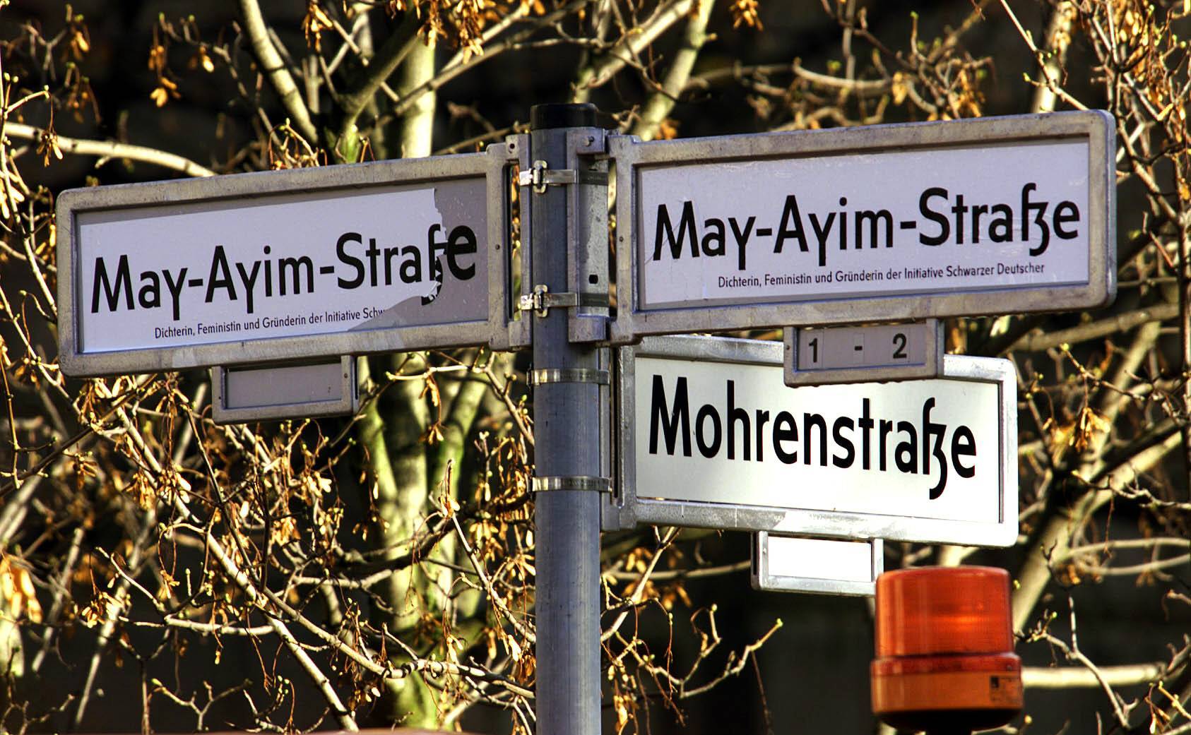 Straßenschild an der Mohrenstraße wird illegal mit dem Namen der Schriftstellerin May Ayim überklebt. Foto: Imago/PEMAX