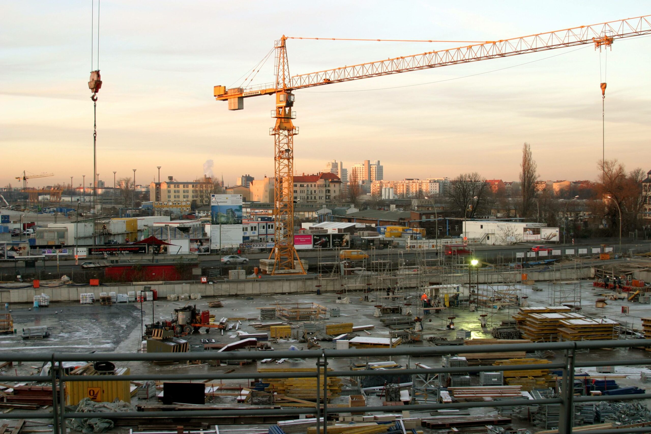 Ein Hauptbahnhof wird gebaut. Großbaustelle am Lehrter Bahnhof in Berlin, 2004. Foto: Imago/Ralph Peters