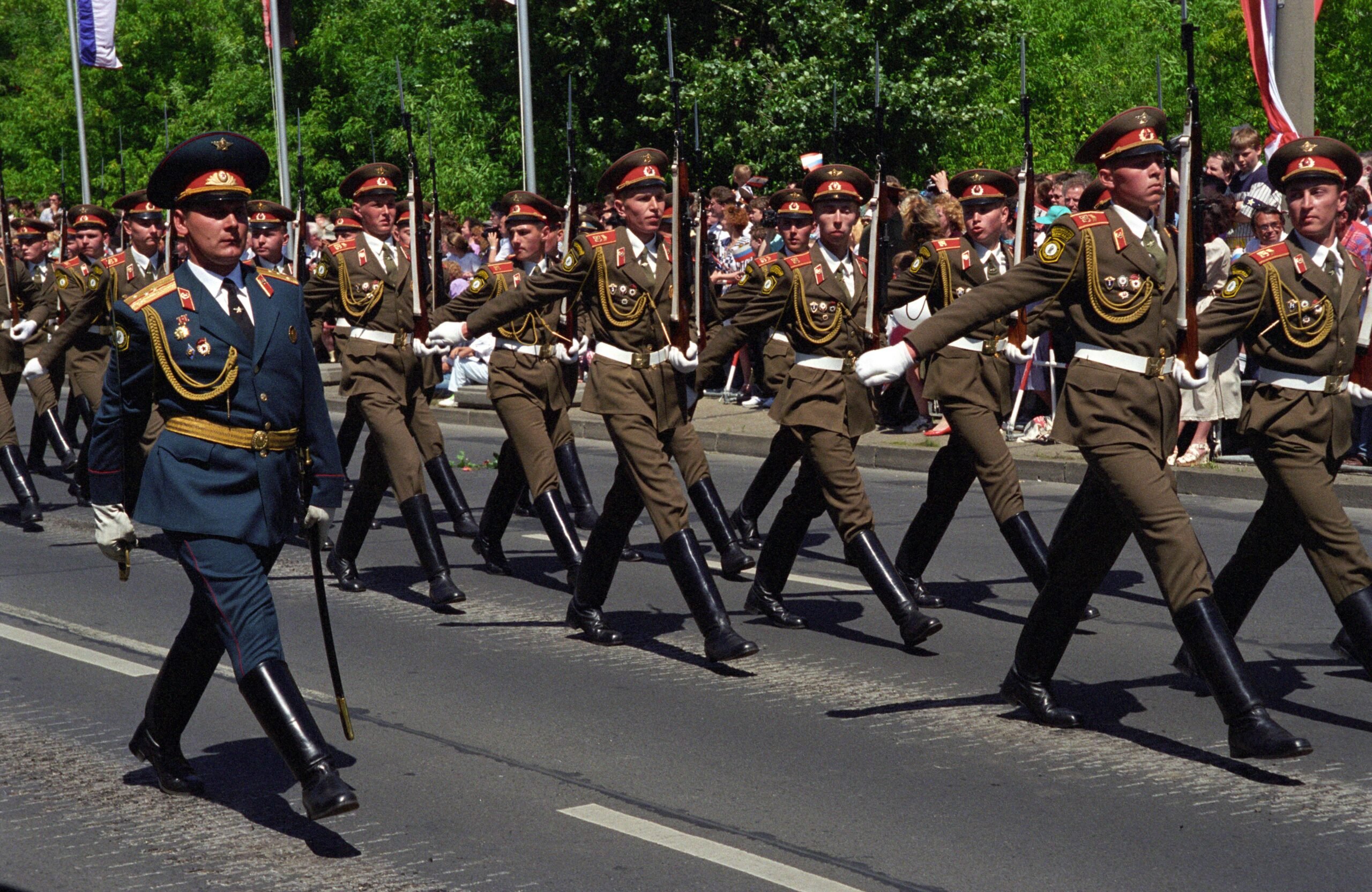 Militärparade anlässlich der Verabschiedung der russischen Streitkräfte aus Deutschland in Berlin-Schöneweide, 25. Juni 1994. Foto: Imago/Seeliger