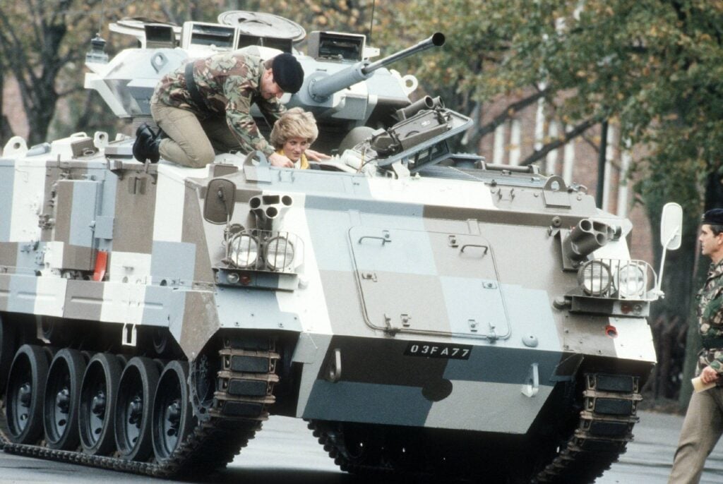 Bildnummer: 56649182  Datum: 18.10.1985  Copyright: imago/teutopress
Princess Lady Diana of Wales in Berlin 10/85 ru Prinzessin Lady Diana von Wales in der Spandauer Wavell-Kaserne in Berlin im Oktober 1985 Großbritannien britisch britisches Adel adelig Gesellschaft Königshaus England Di Adelige Spandau Wilhelmstadt Soldaten Soldat Besuch Visite Royal Hampshire Regiment Tiger 1st Bn Regt Trainingsanzug leger sportlich Panzer Germany visit soldiers barracks quer draußen People Kultur Entertainment xmk x0x 1985 quer 

 56649182 Date 18 10 1985 Copyright Imago teutopress Princess Lady Diana of Wales in Berlin 10 85 RU Princess Lady Diana from Wales in the Spandau  Barracks in Berlin in October 1985 UK British British Adel Adelig Society Royal house England Tue Noblemen Spandau  Soldiers Soldier Visit Visite Royal Hampshire Regiment Tiger 1st BN suggests Training suit casual sporty Tanks Germany Visit Soldiers Barracks horizontal outside Celebrities Culture Entertainment xmk x0x 1985 horizontal
