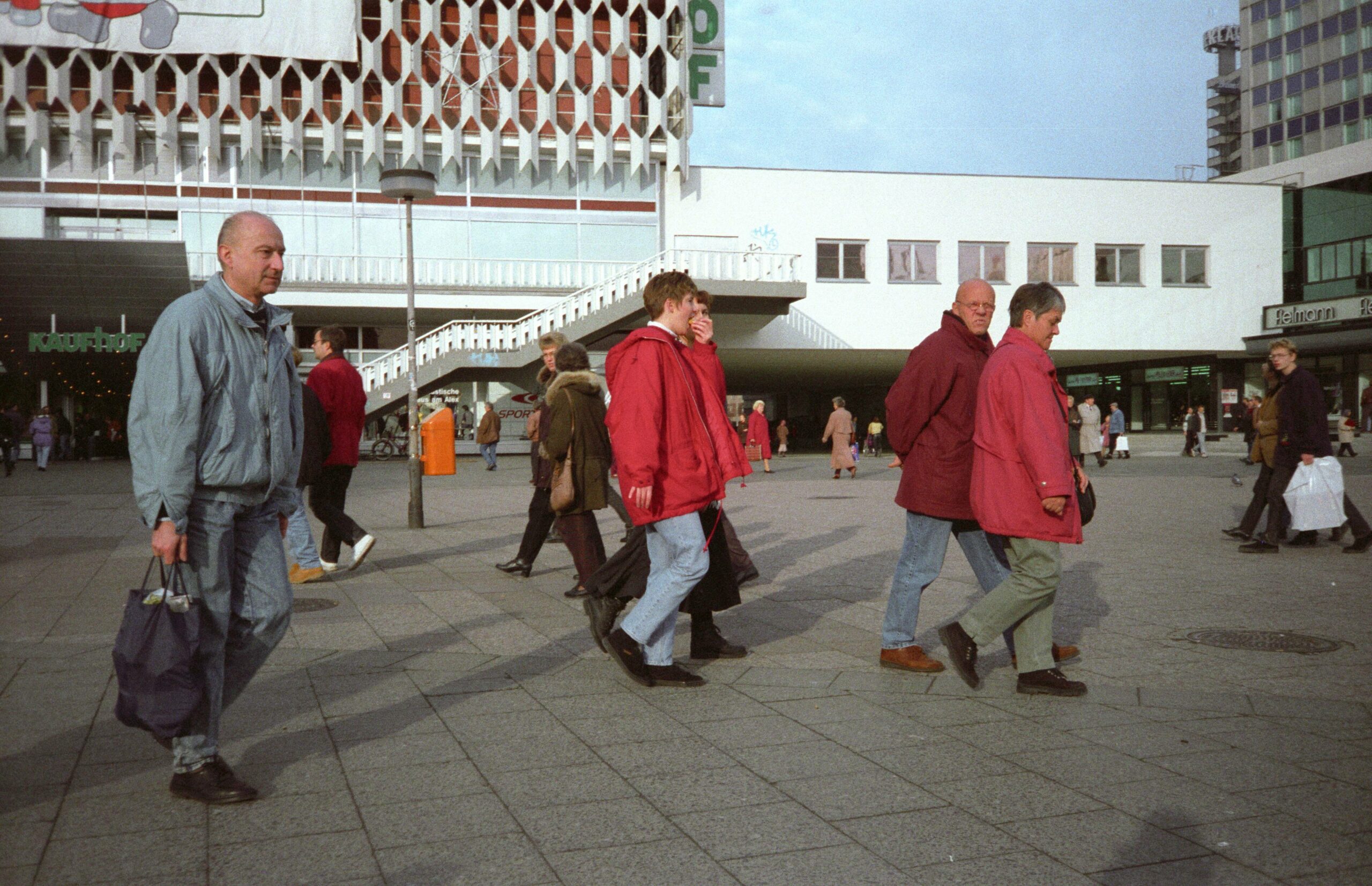Passanten am Alexanderplatz, November 1994. Foto: Imago/Seeliger