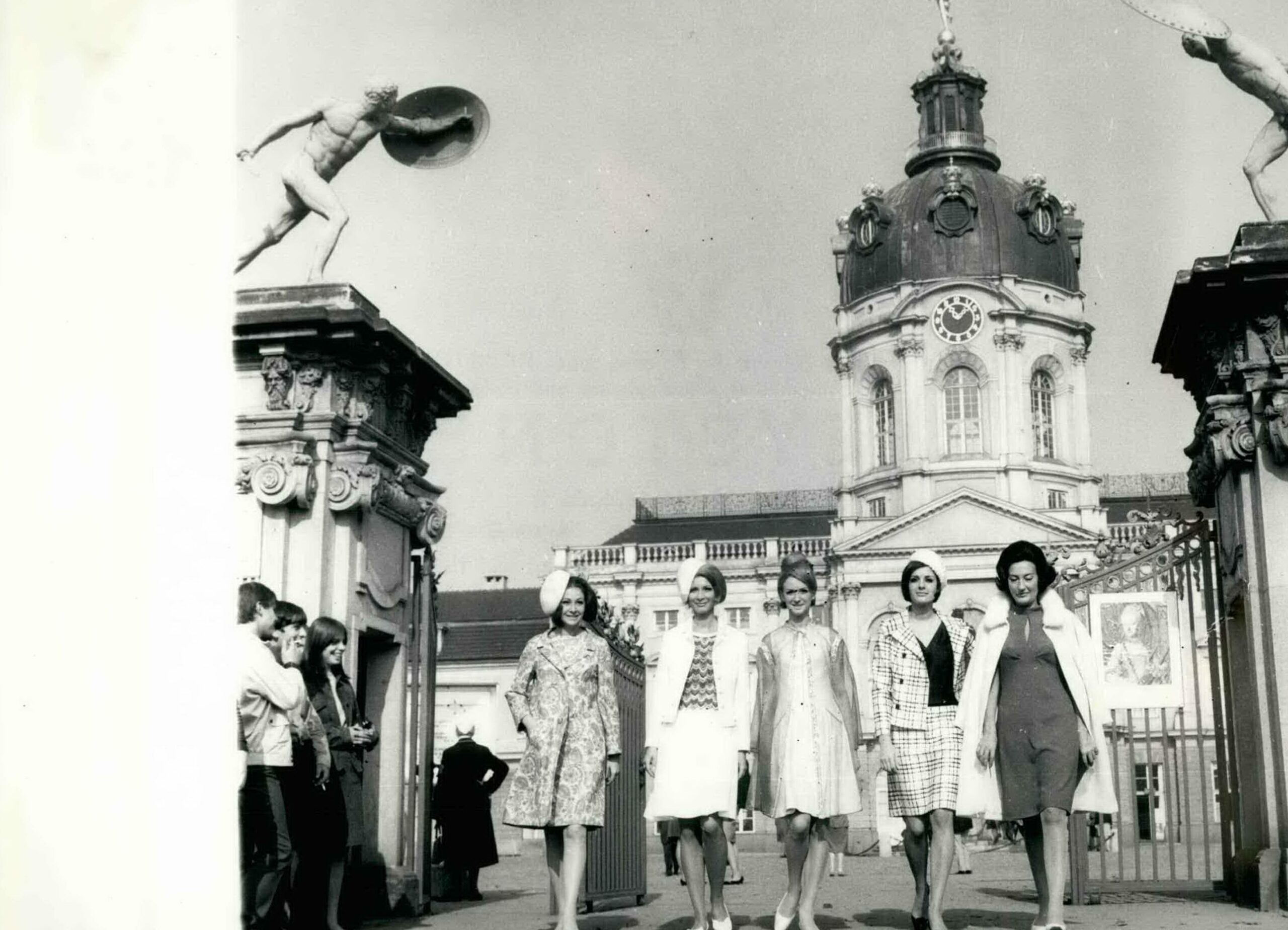 1960er-Jahre-Mode präsentiert von Models am Schloss Charlottenburg, 1966. Foto: Imago/ZUMA/Keystone