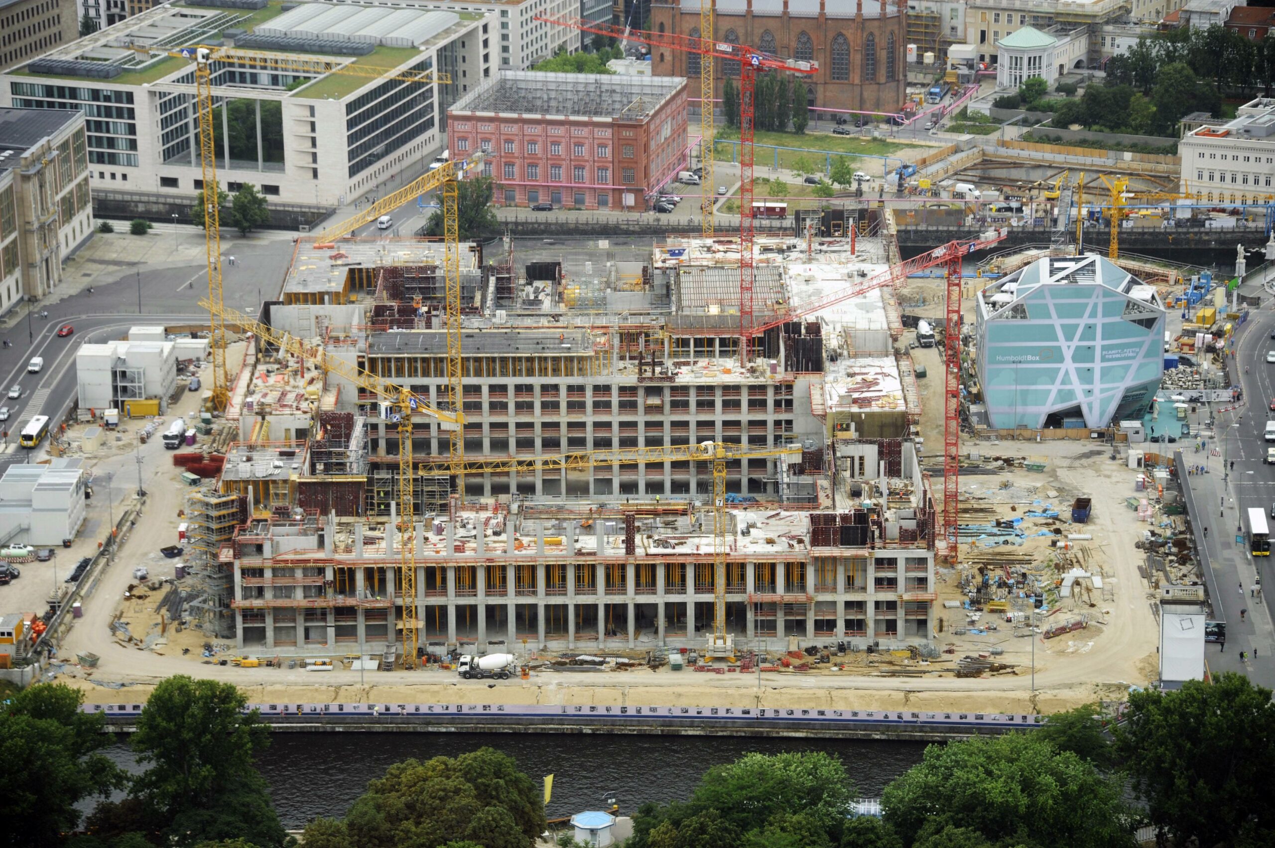 Luftbild von der Großbaustelle: ein Schloss aus Beton entsteht, Berlin 2014. Foto: Imago/U. Geisler/Future Image