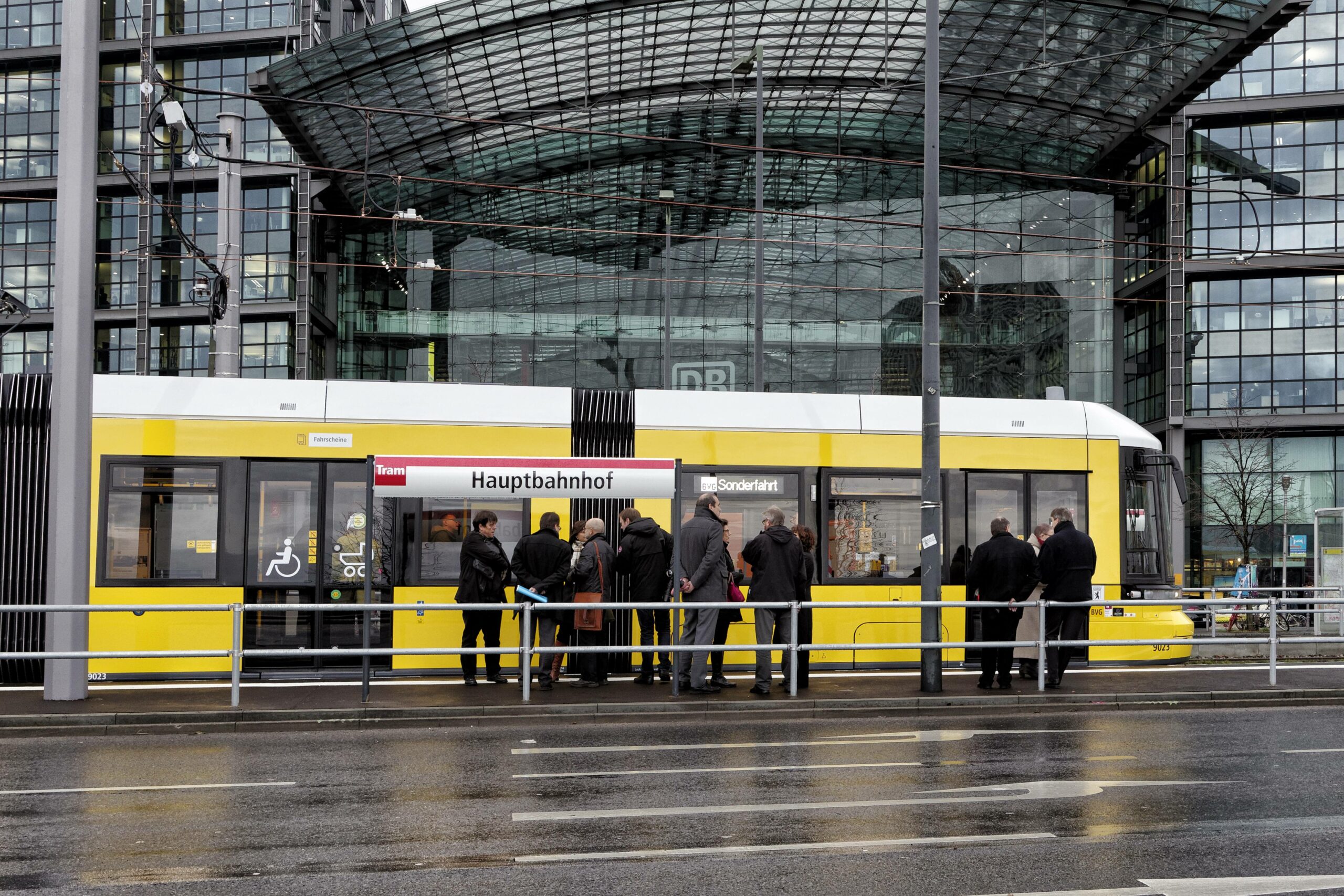 Die neue Tram an der Haltestelle vor dem Hauptbahnhof, Dezember 2014. Foto: Imago/Jürgen Heinrich