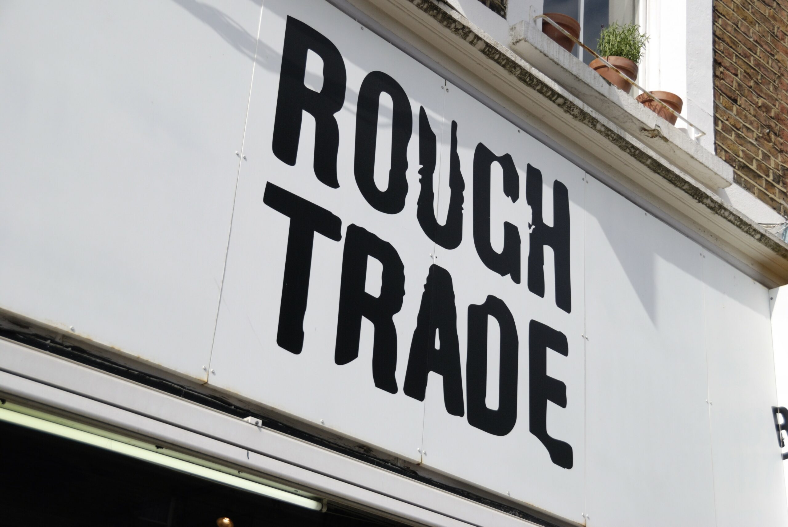 Das Schild über dem Rough Trade Laden in London, in Neukölln wird noch gebaut. Foto: Imago/Agefotostock/Roberto Herrett