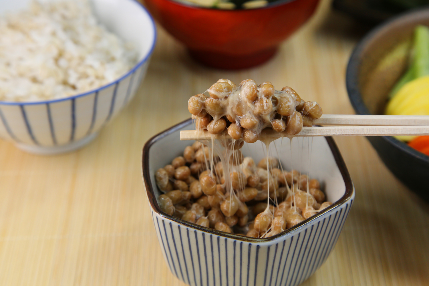 Das traditionelle japanische Gericht Natto enthält das Enzym Nattokinase. Foto: Redfood