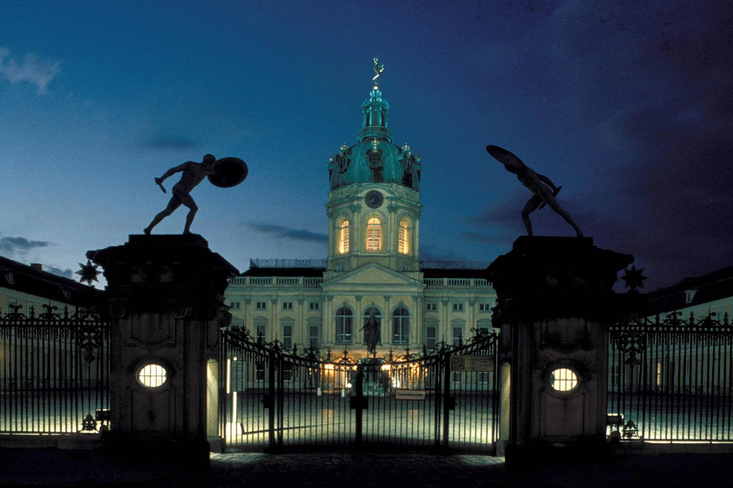 Das Schloss Charlottenburg im abendlichen Berlin: Die bedeutendste Schlossanlage der Hauptstadt ist ein beliebtes Ziel für Spaziergänge.