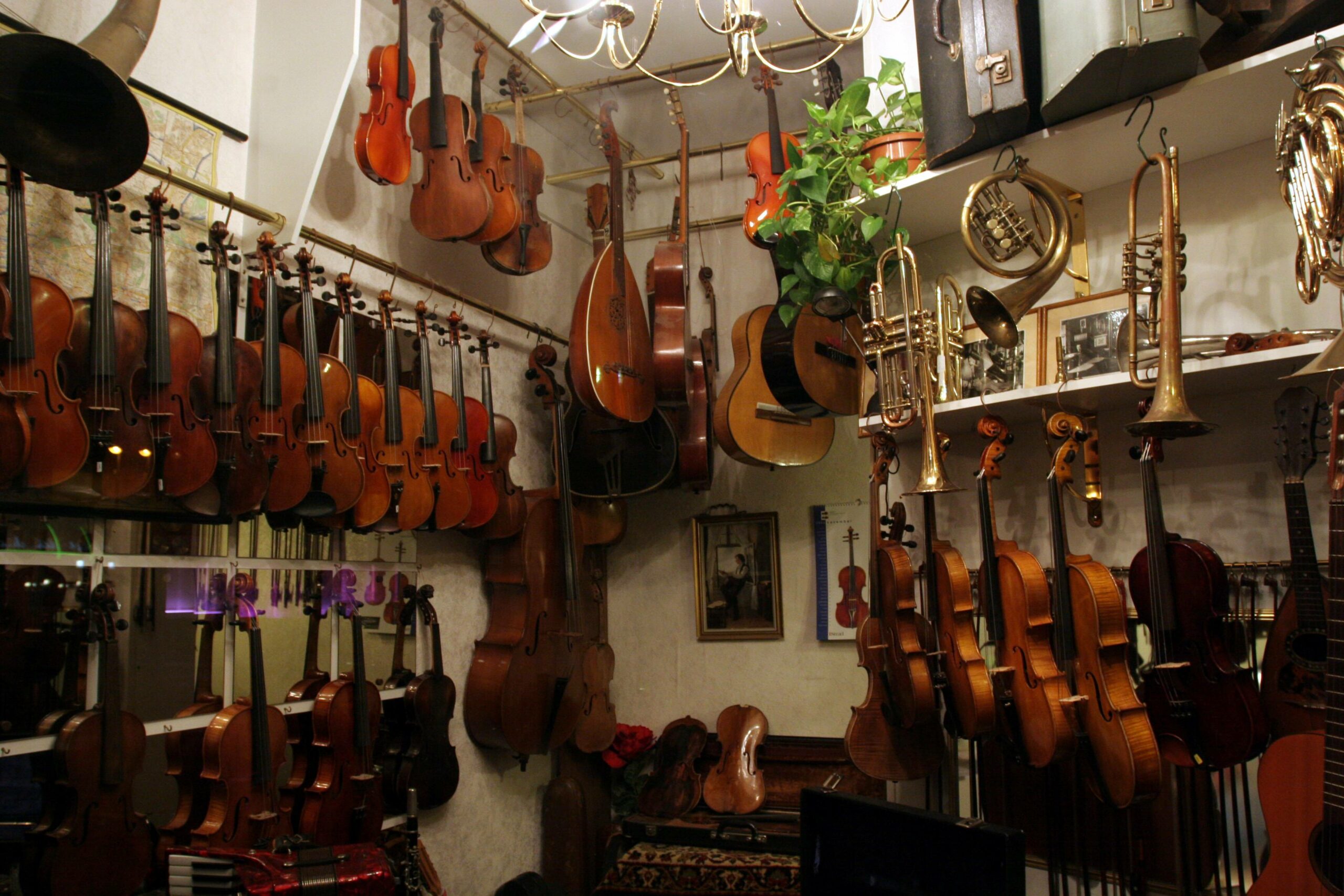 So gemütlich können Musikgeschäfte aussehen, hier ein Fachhandel für Musikinstrumente in Mitte. Foto: Imago/Müller-Stauffenberg