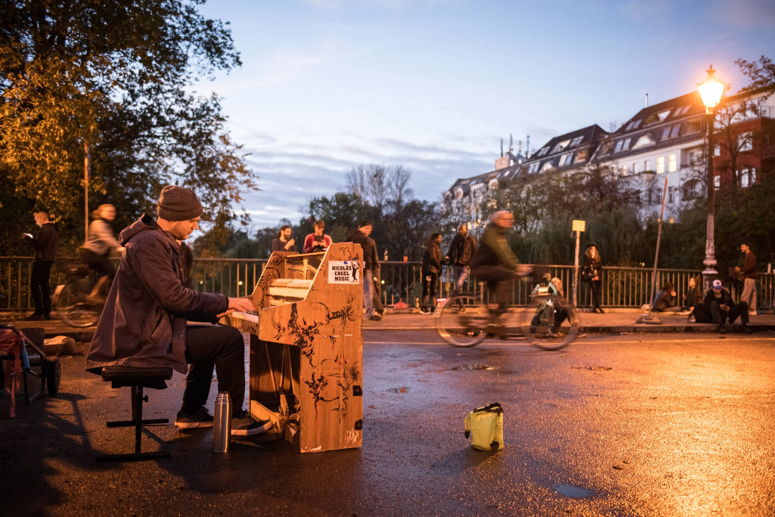 Sobald es schön wird, holen die Berliner Straßenmusiker:innen ihre Instrumente heraus. Und wir lieben es, ihnen zuzuhören.