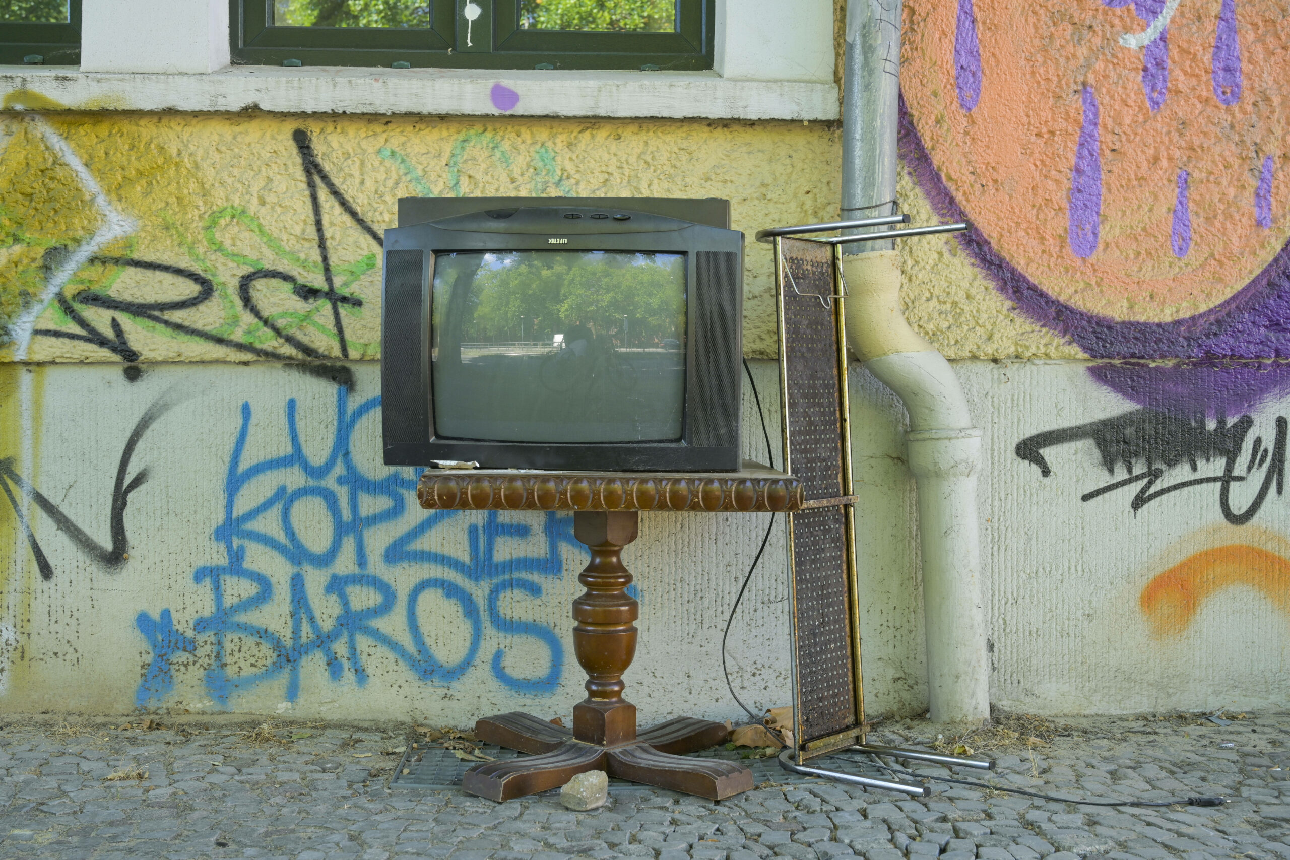 Den alten Fernseher einfach auf die Straße zu stellen ist keine Lösung! In Berlin gibt es diverse Annahmestellen für alte Elektrogeräte.