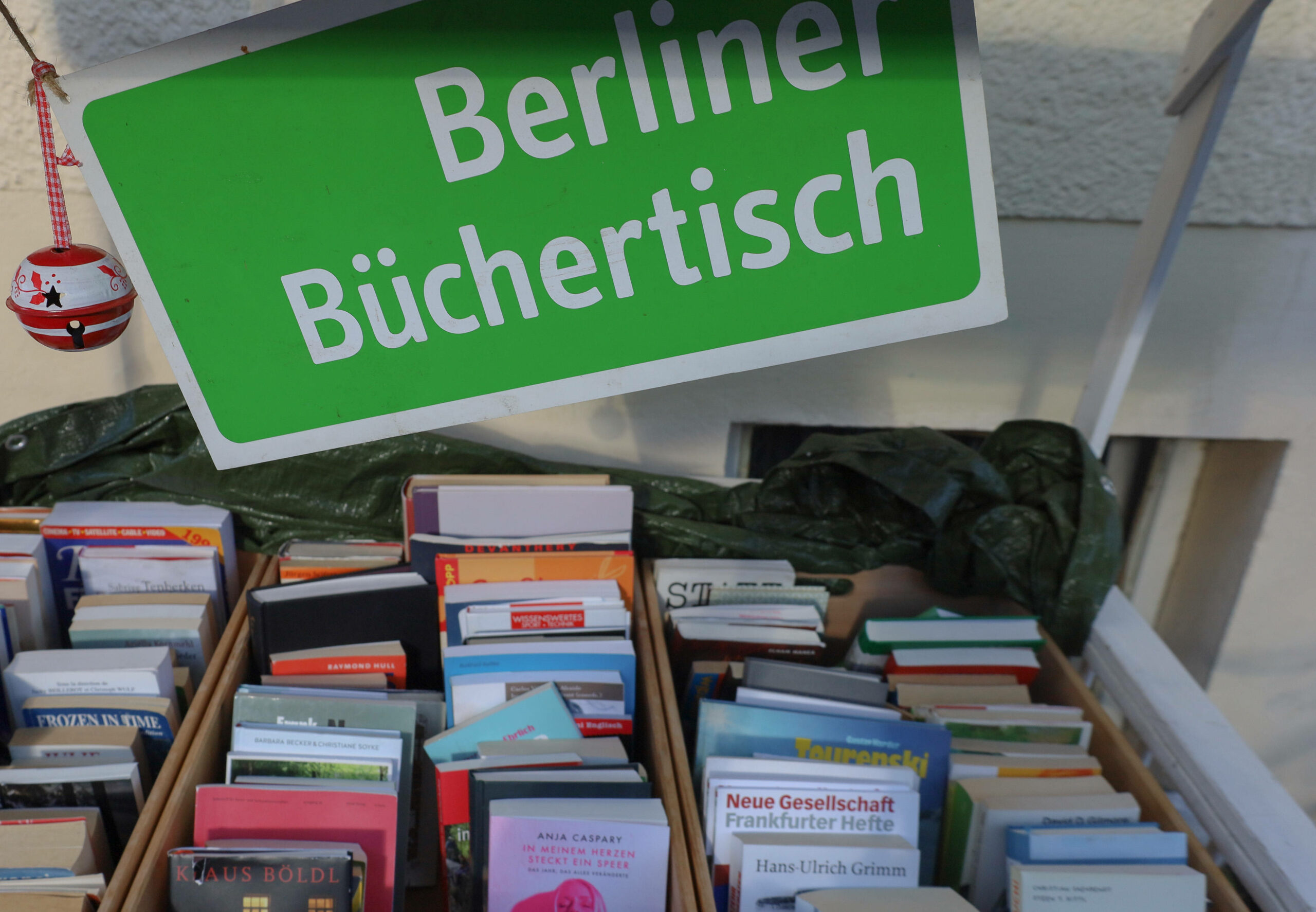 Der Berliner Büchertisch nimmt nicht nur alte Bücher, sondern auch Schallplatten, Spielzeuge uvm. entgegen.