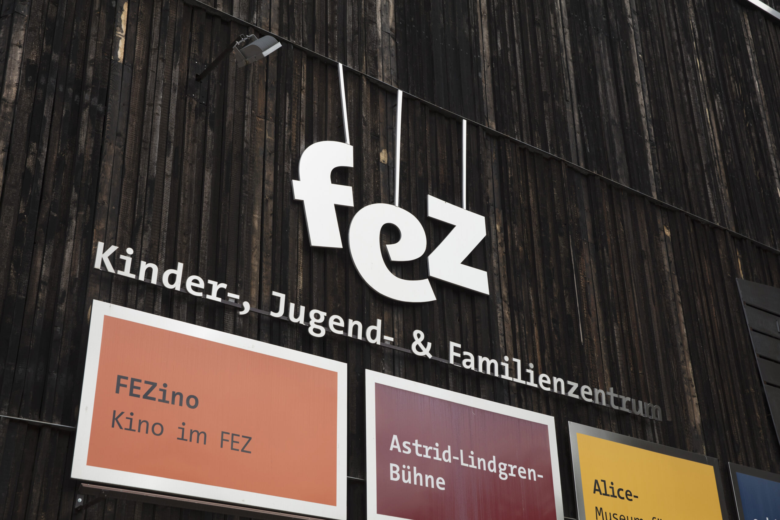 Im FEZ Berlin wird Familien indoor wie outdoor ein buntes Programm geboten.
