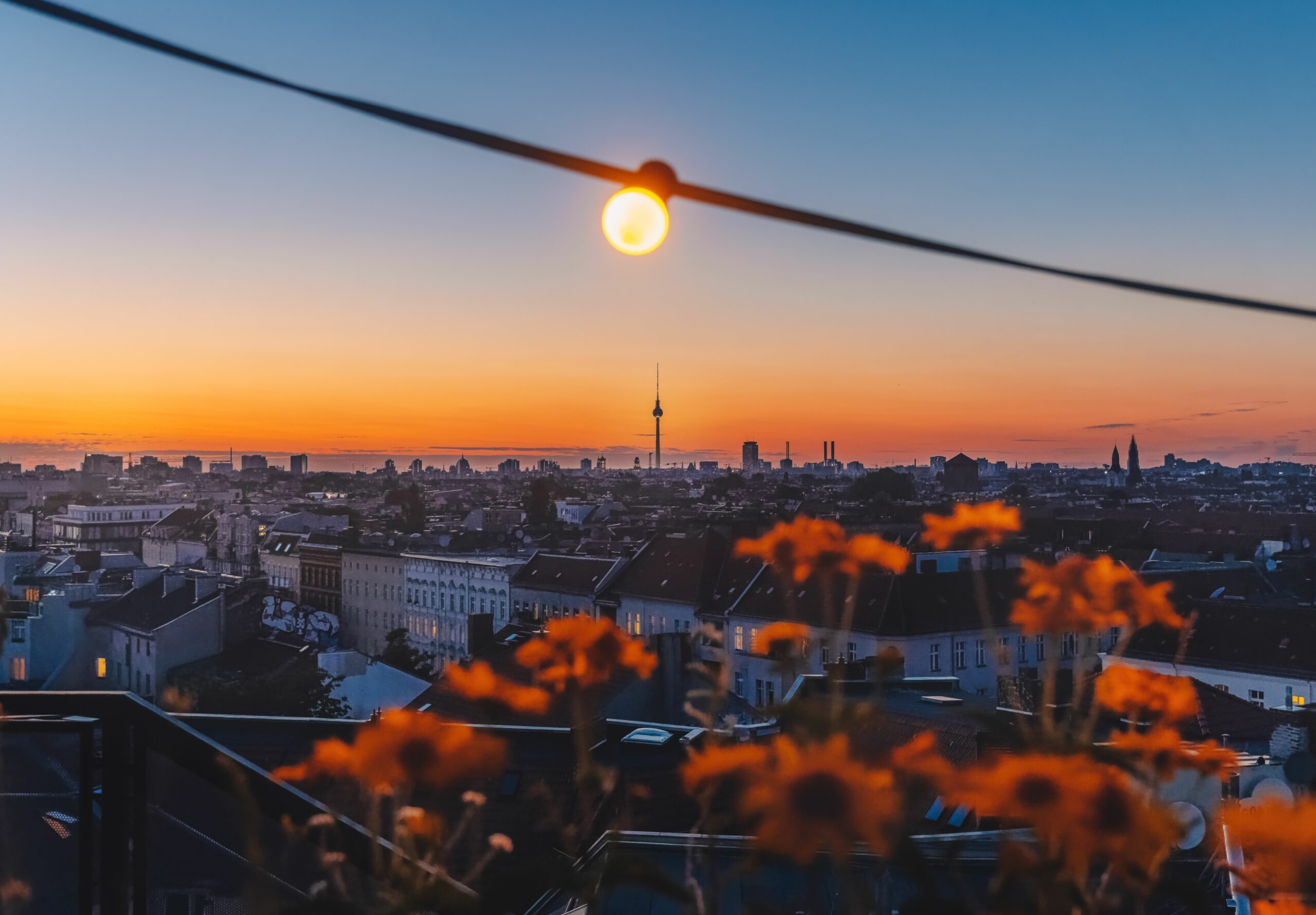 Blick vom Klunkerkranich in den Berliner Abendhimmel.