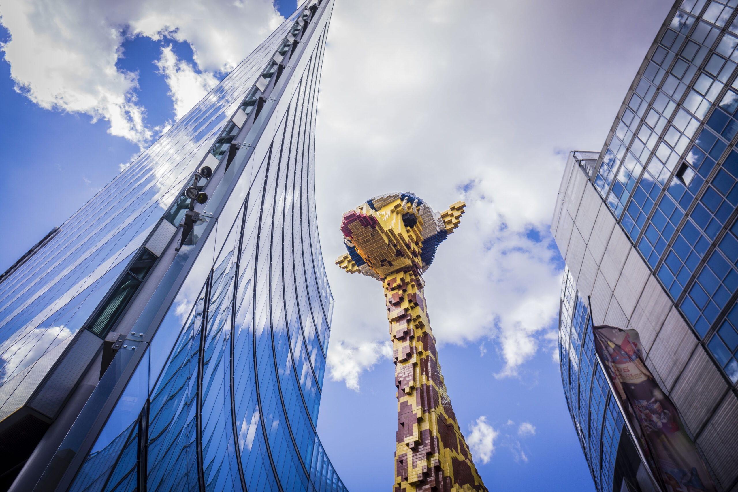 Eine lebensgroße Giraffe aus Lego begrüßt die Besucher:innen des Lego Dicovery Centres Berlin bei der Ankunft.