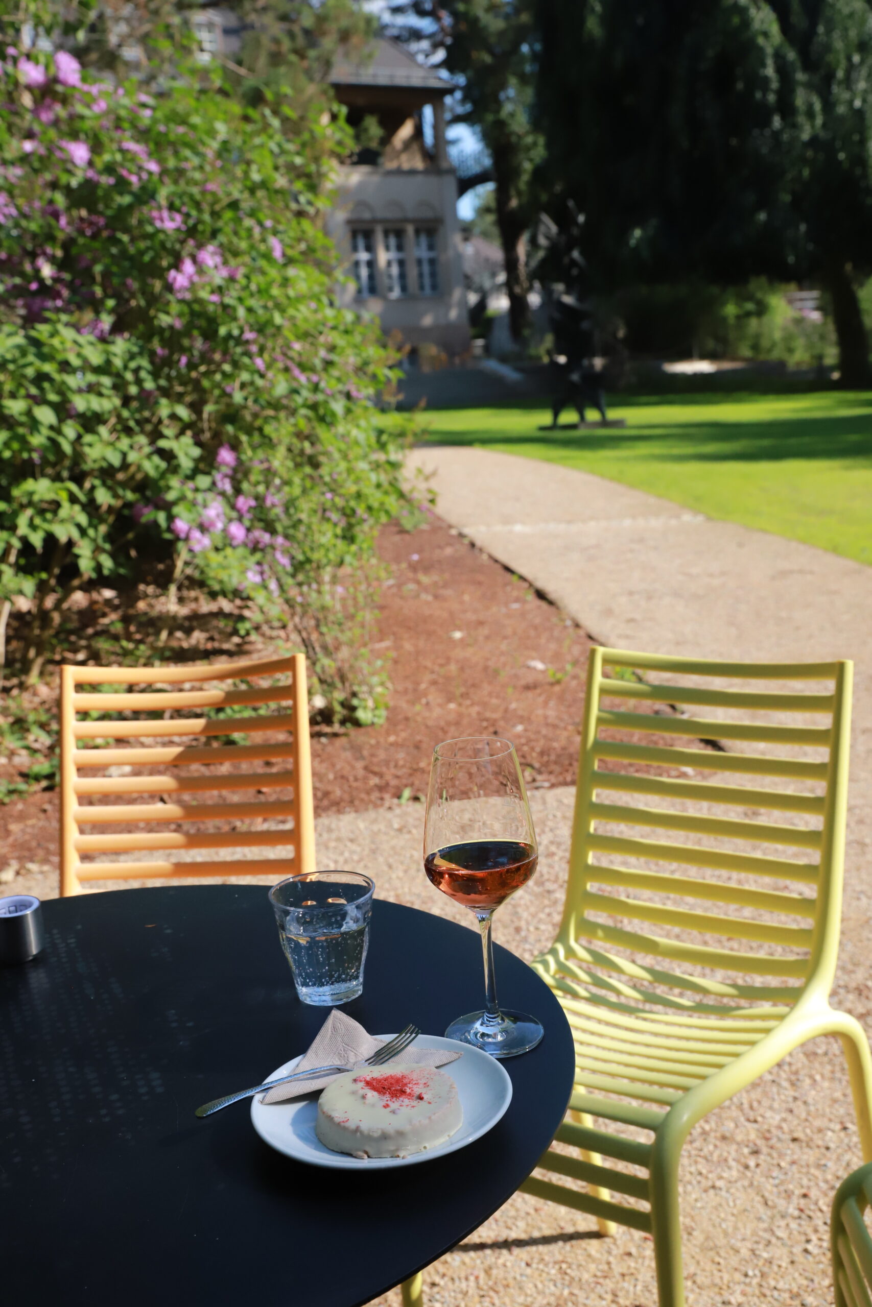 Wir sind immer glücklich, wenn wir an schönen Tagen einen der Sonnenplätze im Garten des Cafés im Haus am Waldsee ergattern.