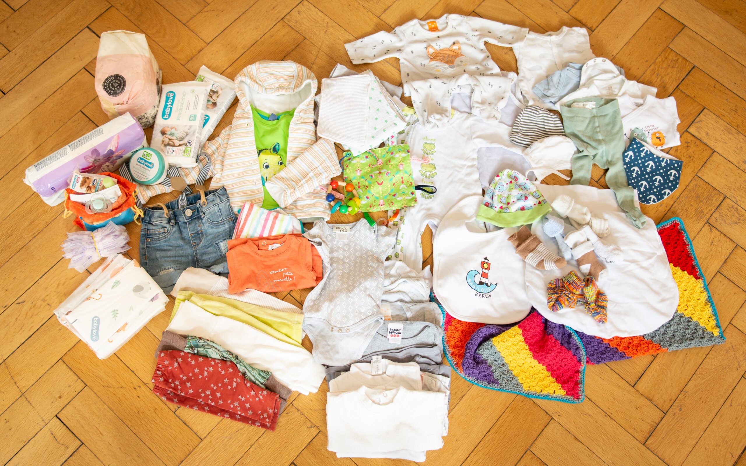 Nach der Geburt eines Babys wird einiges benötigt: Frauen in Notsituationen können sich dank des Projekts "Welcome Baby Bags" über eine gepflegte Erstausstattung für ihr Kleines freuen.