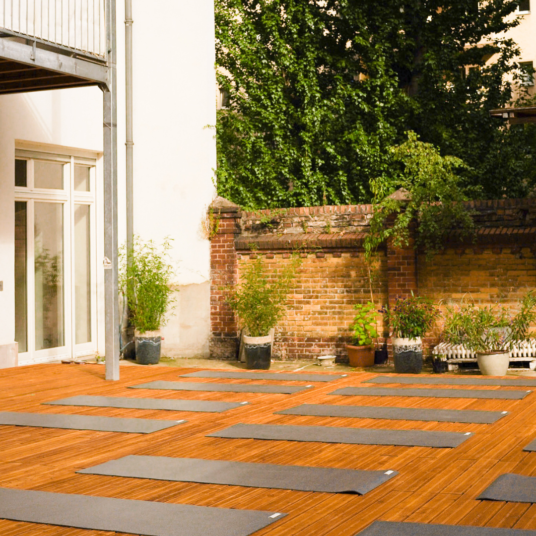 Zum Neuköllner Yogastudio des Kollektivs Yoga Futura gehört auch eine schöne Außenterrasse mit Sauna.
