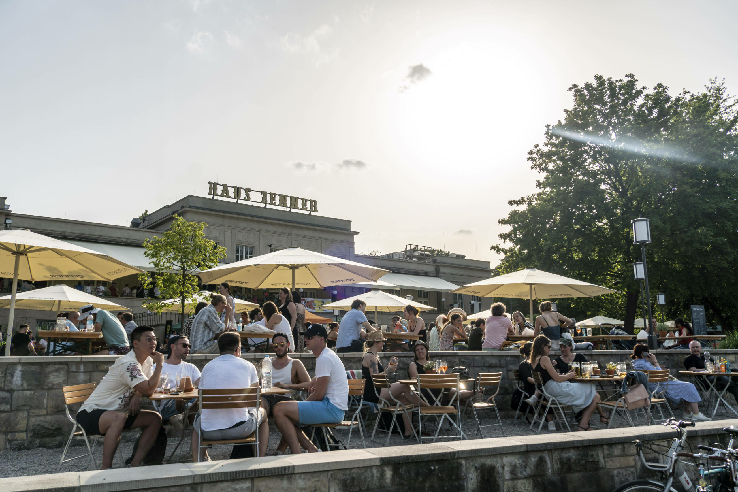 Im Treptower Park befindet sich der Zenner, ein Wein- und Biergarten am Wasser. Foto: Imago/Jürgen Held
