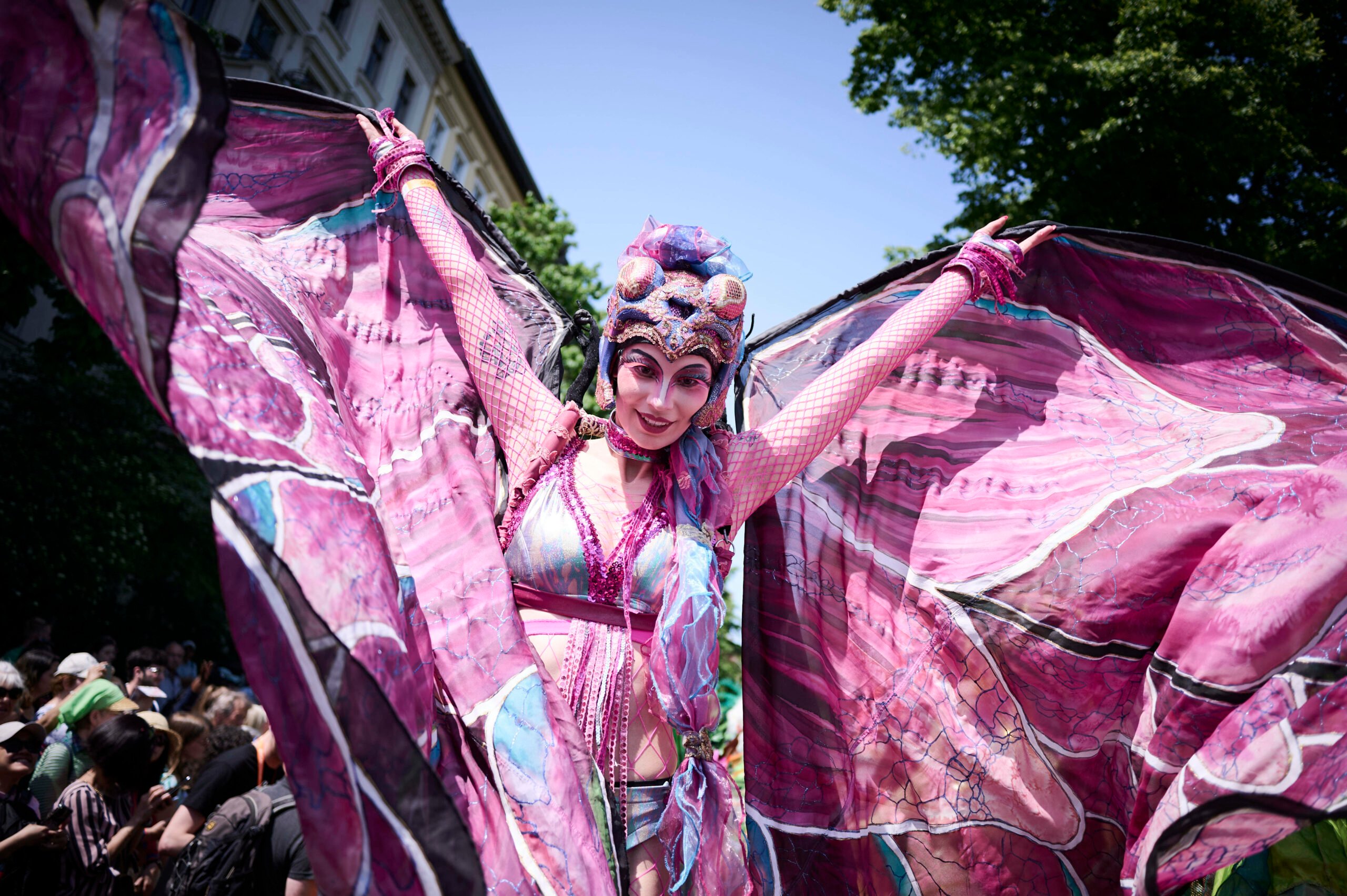 Highlight im Mai in Berlin: der Karneval der Kulturen. Das Foto stammt aus dem vergangenen Jahr, 2024 dürfte es erneut genauso bunt werden. Foto: Imago/Christian Spicker