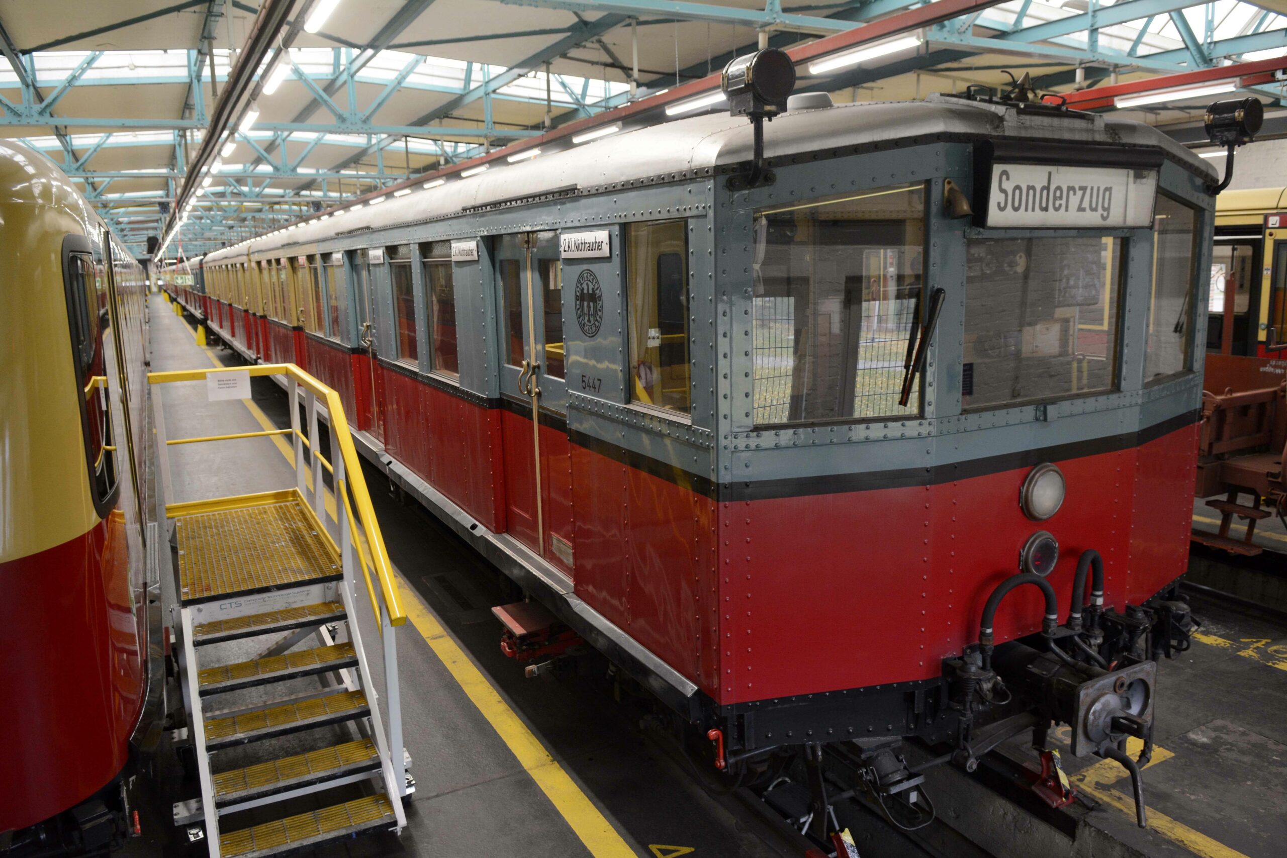 Ein historischer Zug im S-Bahn-Werk Erkner. Foto: Imago/Bernd Friedel