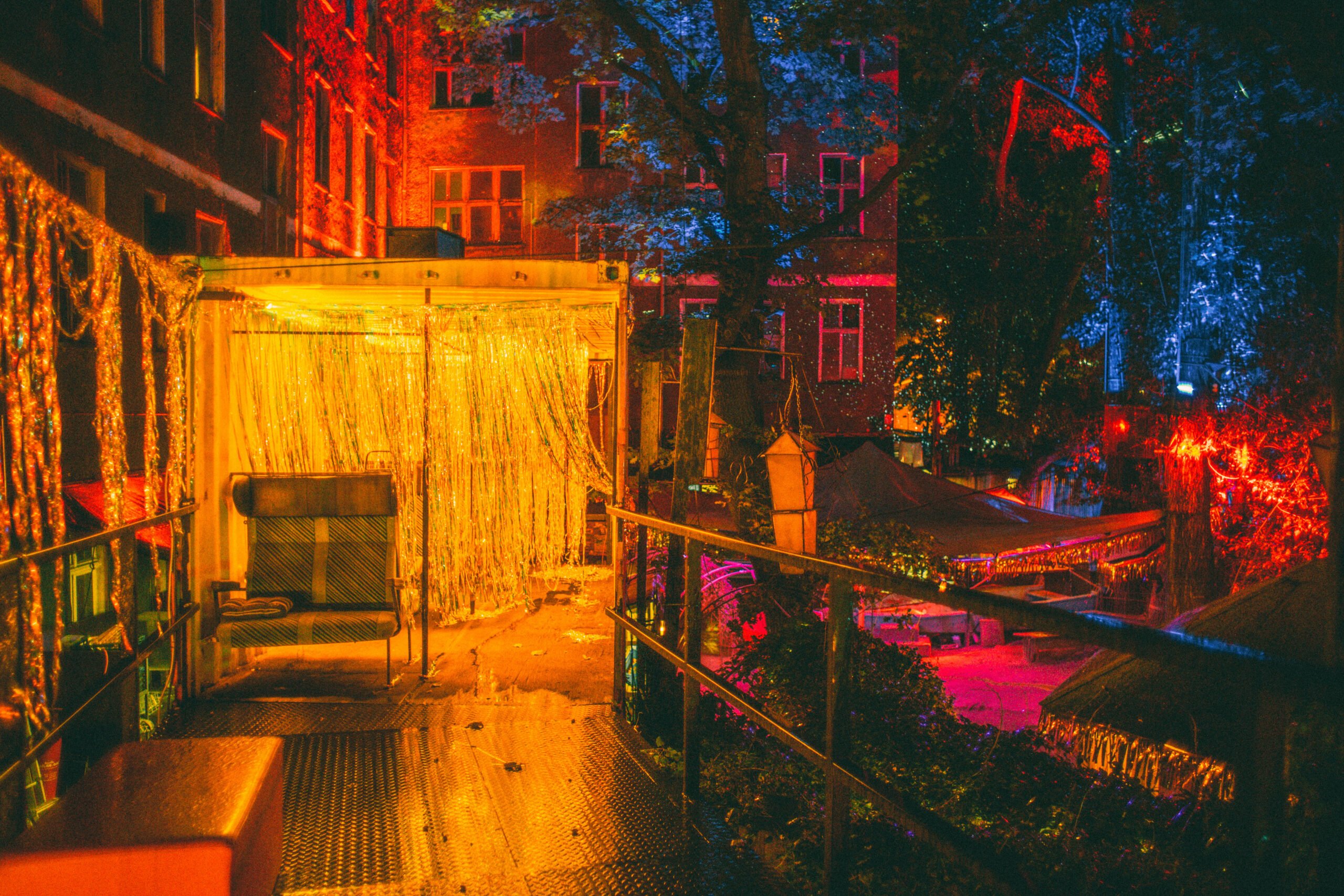 nur in der Else, auch im Schwesterclub Renate lädt der Outdoor-Bereich zum Verweilen ein. Jeden Dienstag und Freitag ab 17 Uhr sowie Samstag ab 16 Uhr gibt’s sommerliche Vibes im Garten bei freiem Eintritt. Foto: Promo