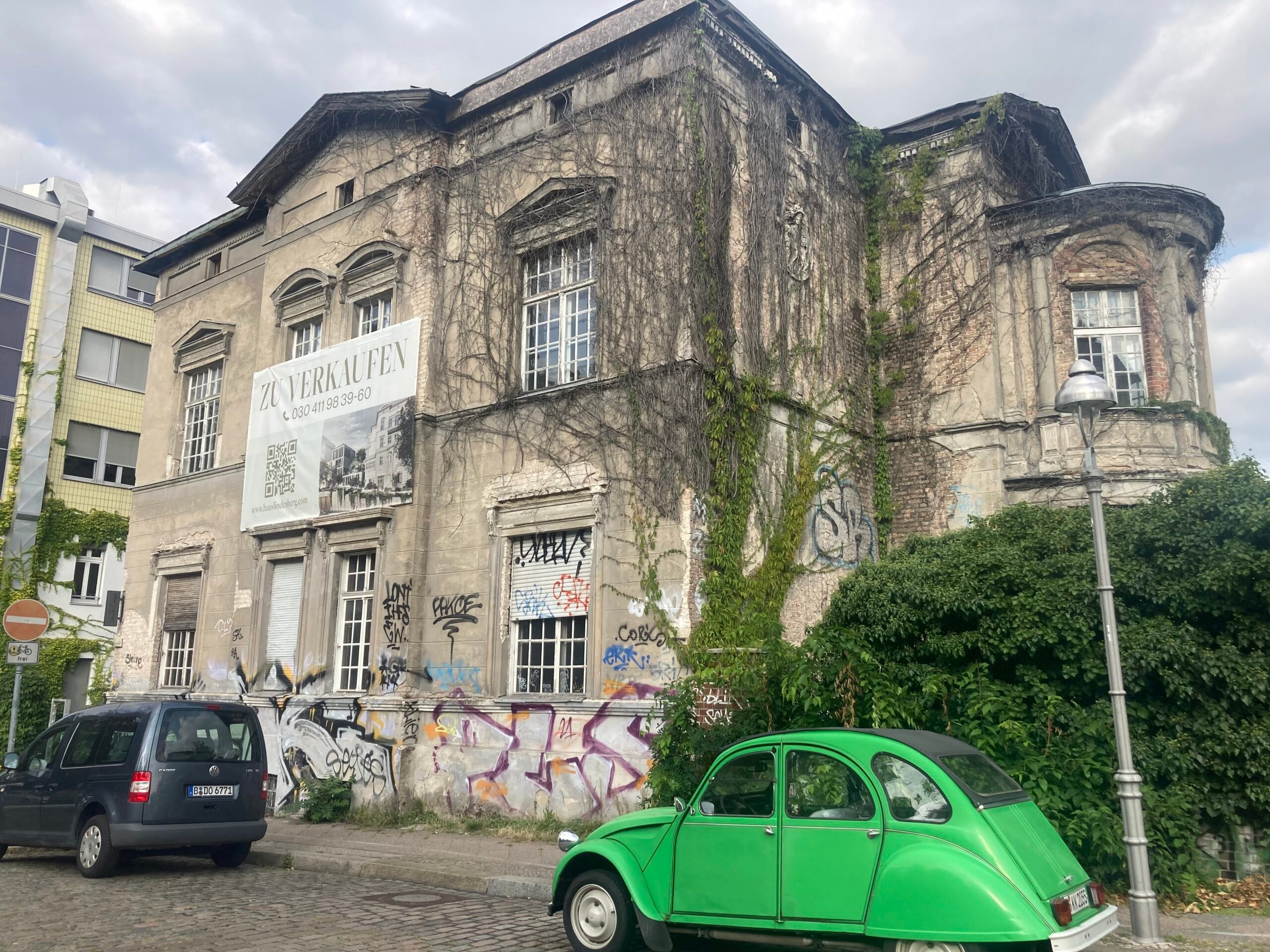 Das Haus Lindenberg in Kreuzberg steht zum Verkauf. Foto: Jacek Slaski
