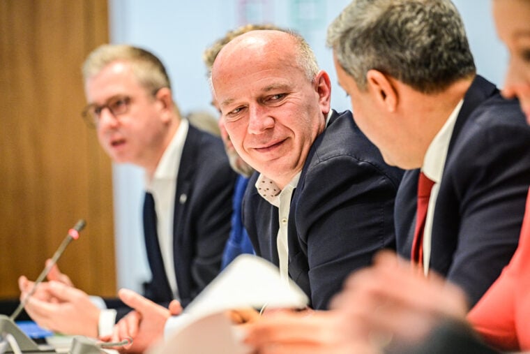 Robuste gute Laune: der Regierende Bürgermeister Kai Wegner (Mitte) mit dem SPD-Fraktionschef Raed Saleh (vorn) und Finanzsenator Stefan Evers (hinten) bei der Pressekonferenz zu den Haushaltskürzungen. Foto: IMAGO / Funke Foto Services
