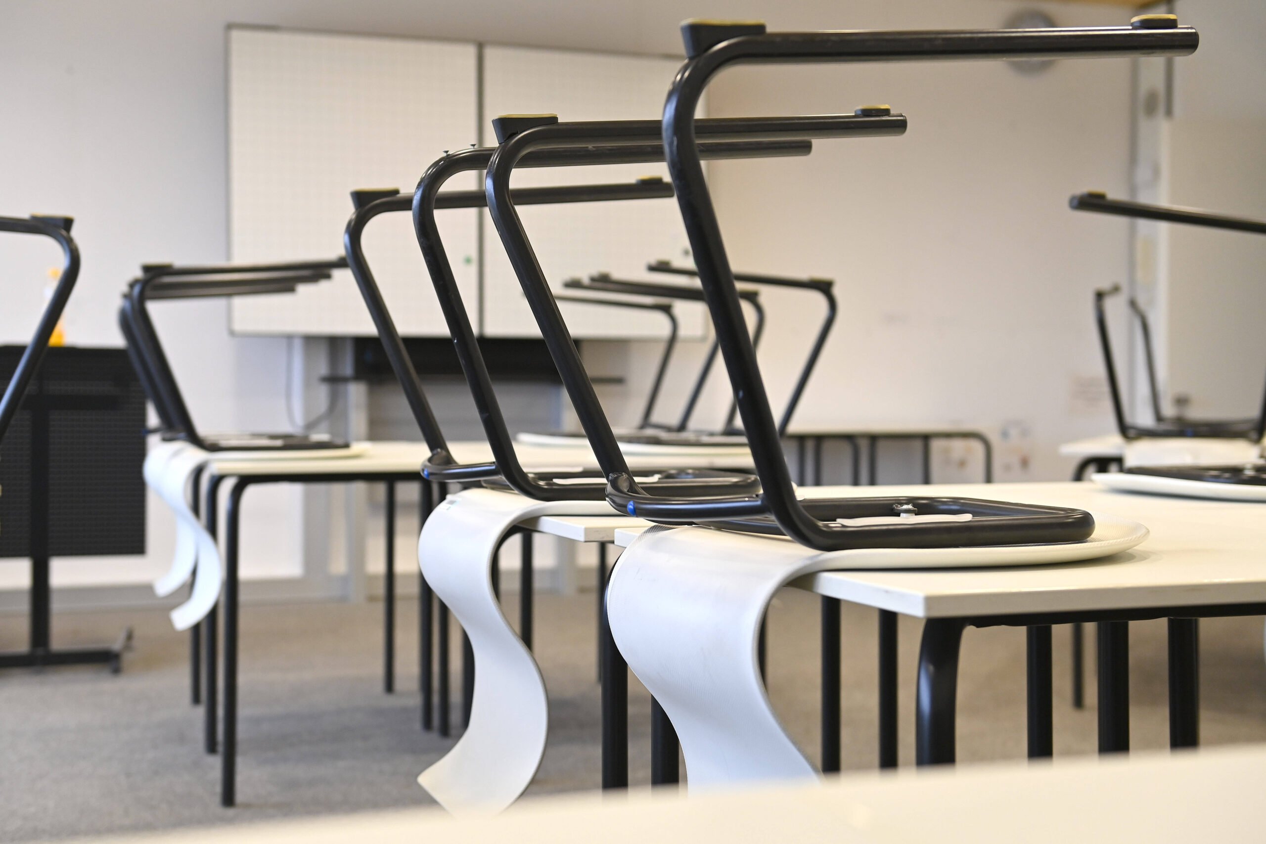 Gähnende Leere im Klassenzimmer: ganz normal, wenn Schulferien sind. Wir haben die Terminübersicht für Brandenburg 2025 und 2026. Foto: Imago/Sven Simon