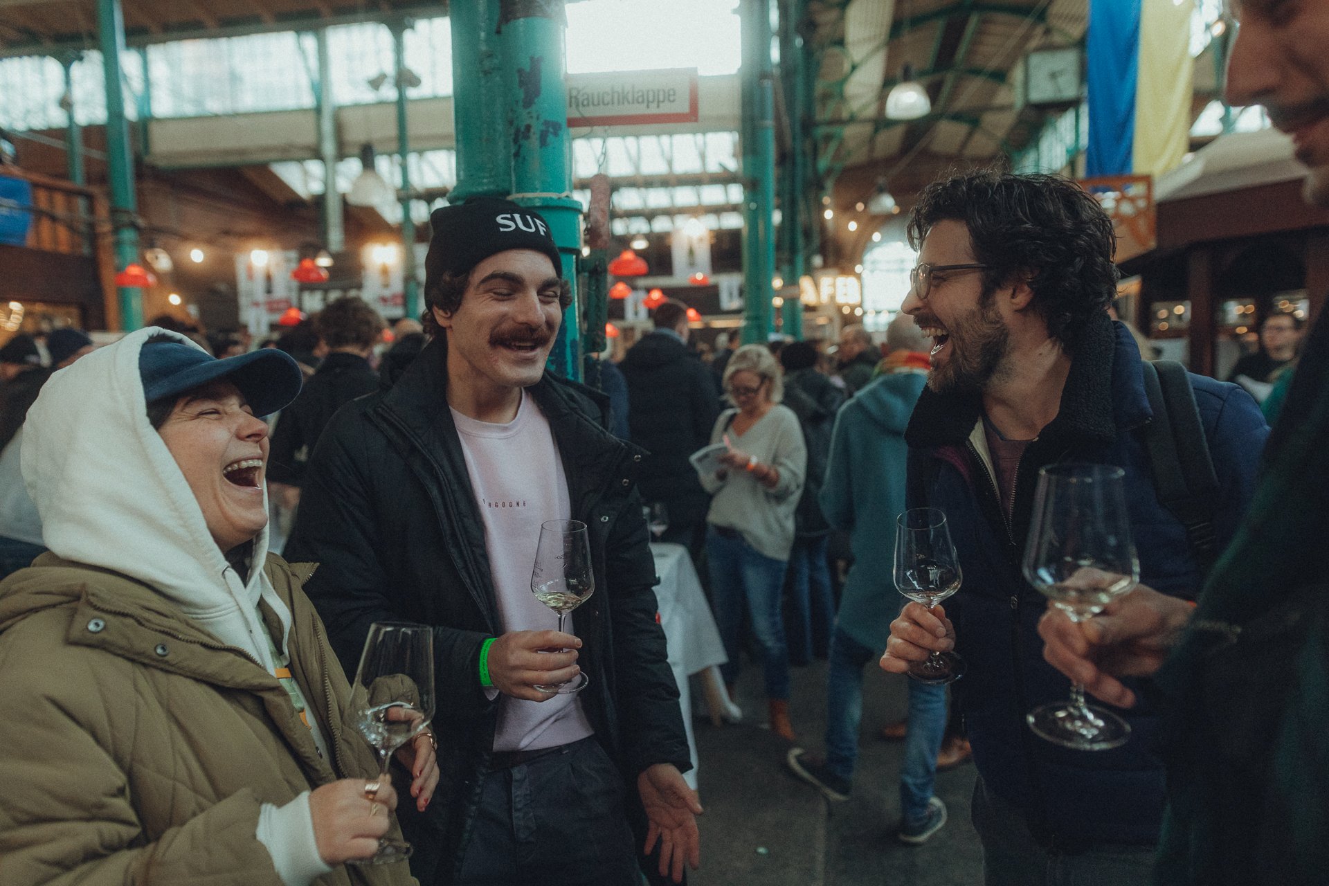 Trink Gutes und lach drüber: Die Weinhandlung Suff lädt in der Kreuzberger Markthalle Neun zu La Grande Suff ein. Foto: Richard Lohs