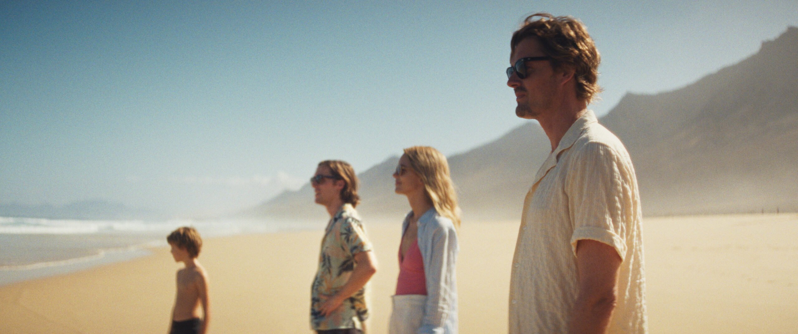 In seinem neuen Film „Islands“ bringt Jan-Ole Gerster Dylan Torrell, Jack Farthing, Stacy Martin und Sam Riley (v.l.) auf die Leinwand. Foto: Juan Sarmiento G. / 2025 augenschein Filmproduktion, LEONINE Studios