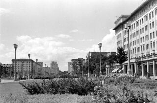 Frühere Stalinallee, heute Karl-Marx-Allee, im Frühjahr 1956: Roman über die Familie des DDR-Architekten Hermann Henselmann. Foto: IMAGO / frontalvision.com