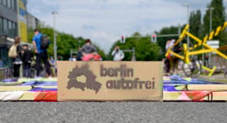 Demonstration der Initiative Volksentscheid Berlin autofrei und Greenpeace Berlin gegen den Flächenverbrauch von Autos in der Stadt . Foto: IMAGO / Bernd Friedel