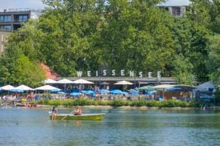 Weißer See in Weißensee mit Strandbad. Foto: IMAGO / Schöning