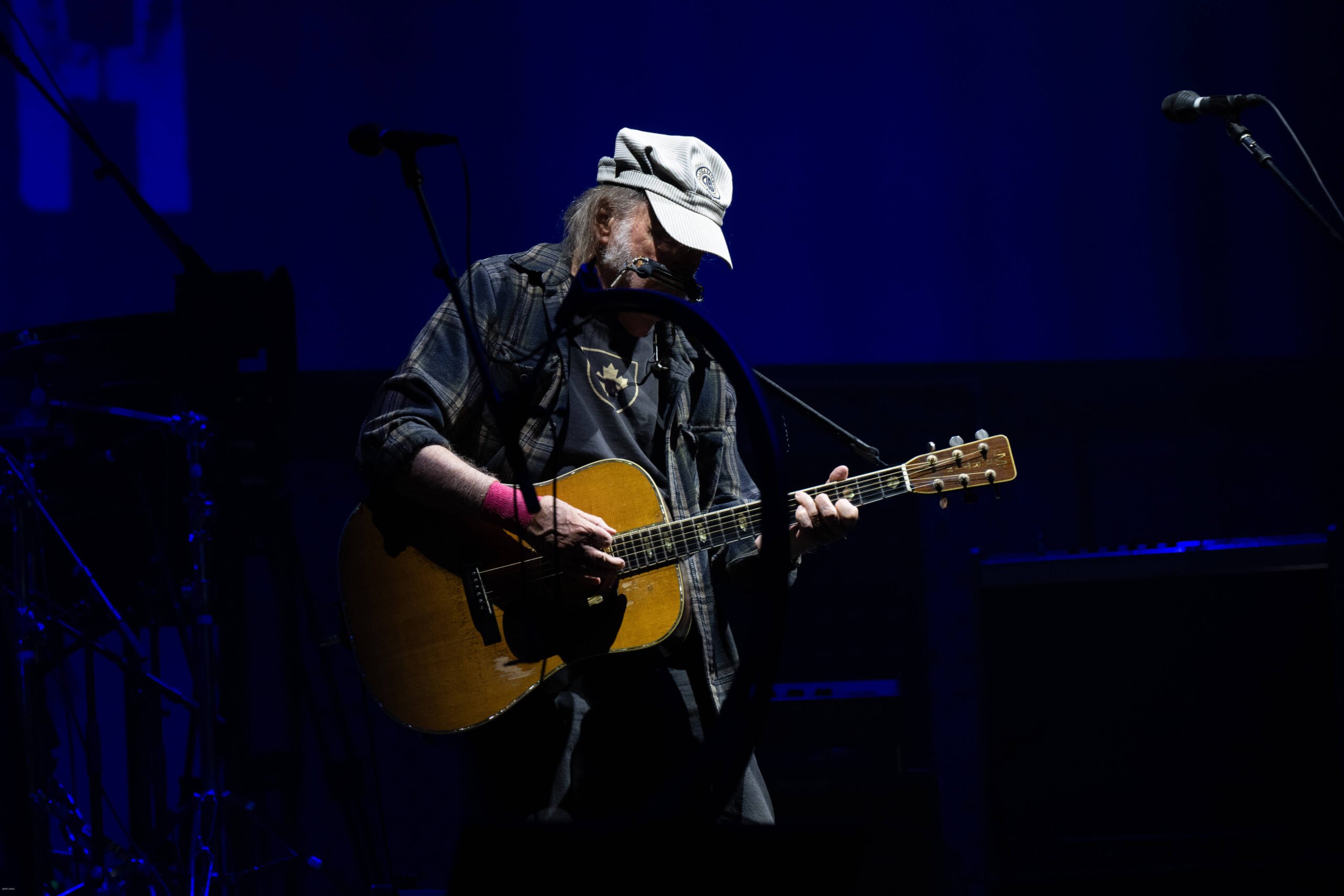 Out of the blue and into the black: Neil Young beim Glastonbury Festival am 27. Juni 2025, ein Foto aus der Waldbühne lag aktuell nicht vor. Foto: Imago/Jimmy James/Avalon