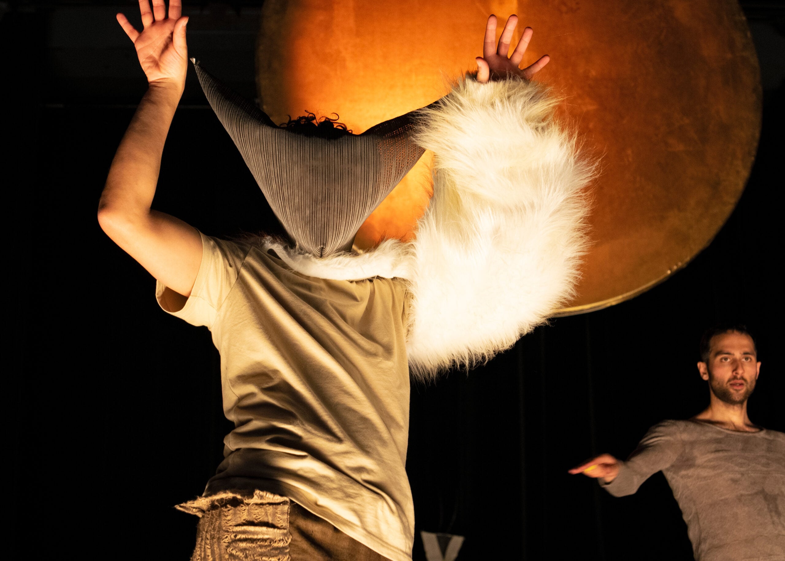 Radouan Mriziga erzählt in „Magec / the Desert“ von immer wieder aufflammenden Konflikten in der Westsahara. Die Arbeit ist bei „Tanz im August“ zu sehen. Foto: Louka van Roy