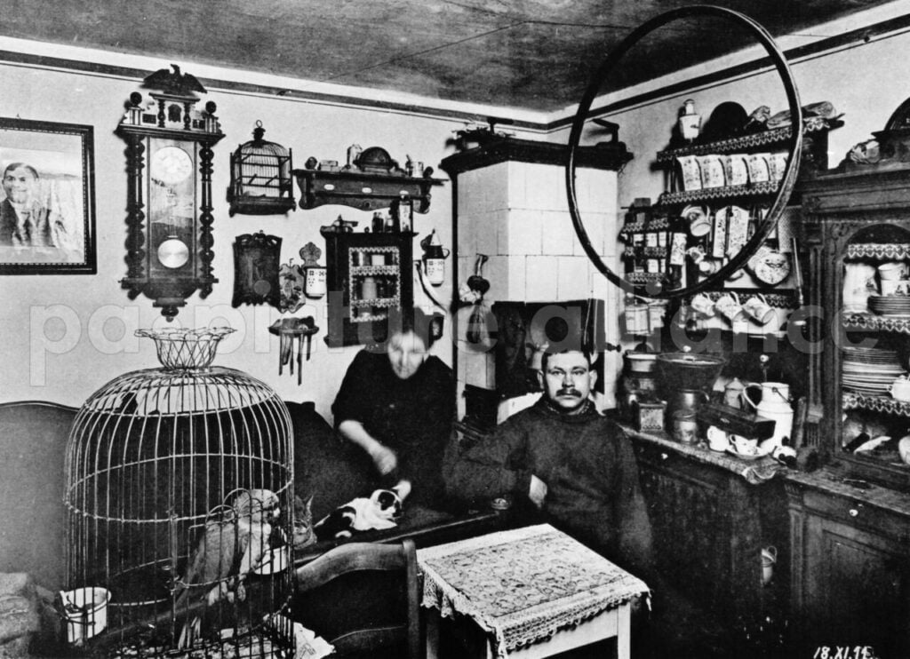 Wohnraum in der Fürstenwalder Straße 3 in Berlin, aufgenommen 1913. - Die Original-Bildunterschrift lautet: "Seitenflügel. Kellerwohnung bestehend aus Stube und Kammer, der lungenkranke Patient bewohnt mit seiner Frau hauptsächlich die Stube, die als Koch-, Wohn- und Schlafraum dient und so dunkel ist, dass man nur in nächster Nähe des Fensters lesen kann. Länge 4,00m, Breite 3,00m, Höhe 2,55m. 1,60m liegen unter Hofniveau. Die anschließende Kammer wird von 2 Verwandten bewohnt." Blitzlicht-Aufnahme. - Das Foto entstand im Auftrag der Berliner Wohnungs-Enquête der "Ortskrankenkasse der Kaufleute, Handelsleute und Apotheker" zur Dokumentation der Wohnräume in den Berliner Elendsquartieren. Die Untersuchung sollte auf die katastrophalen Wohnungszustände als eine der Hauptursachen für verbreitete Krankheiten aufmerksam machen, um Staat und Kommunen zur Bekämpfung der schlechten Wohnverhältnisse zu bewegen. Foto: Fotoarchiv für Zeitgeschichte/Archiv - GESPERRT FÜR BILDFUNK - || Mindestpreis 40 Euro